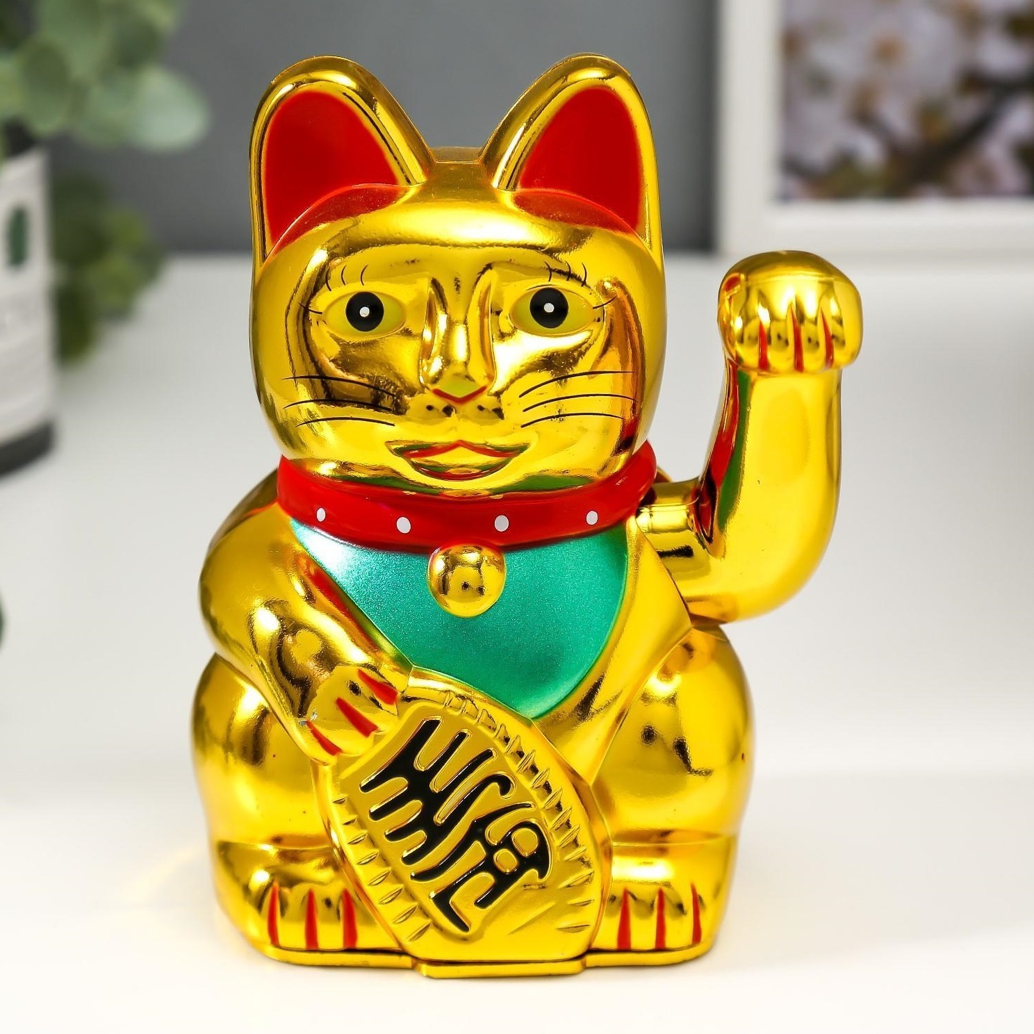 Сувениры котики. Золотой Манэки нэко. Манэки-нэко символ. Кот Манэки-нэко, Золотая. Фигурка фэн-шуй, маятник кот Манэки нэко.