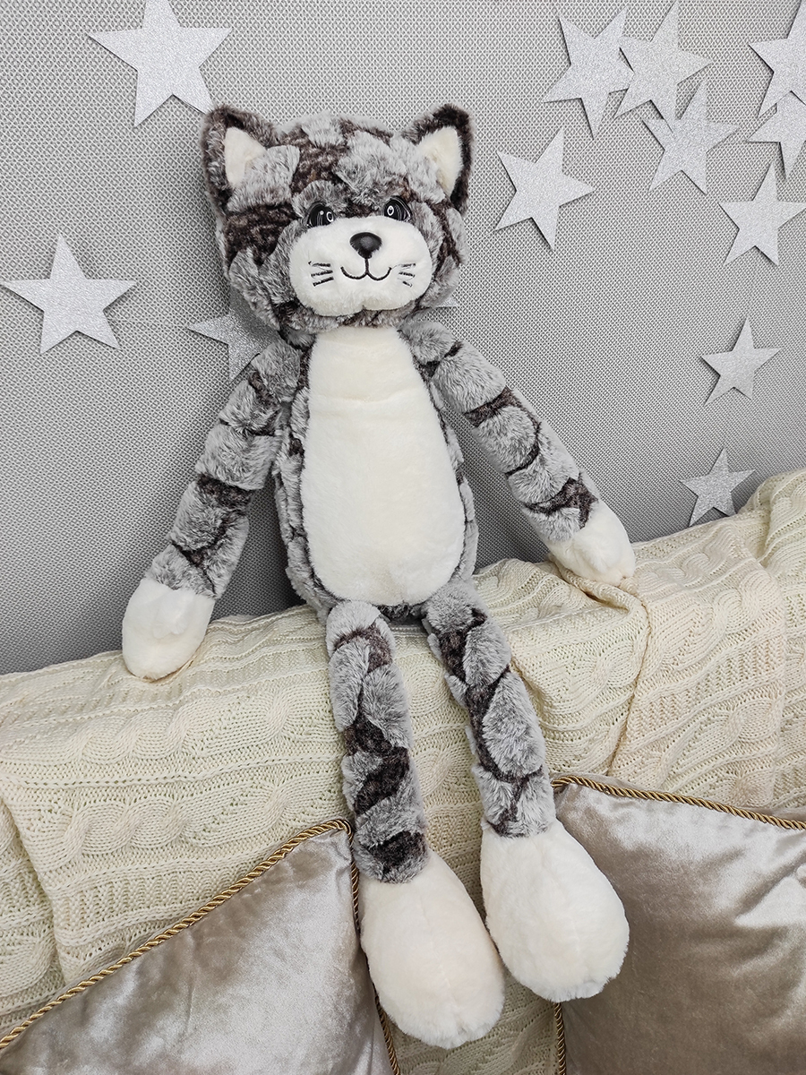 Кот с длинными лапами