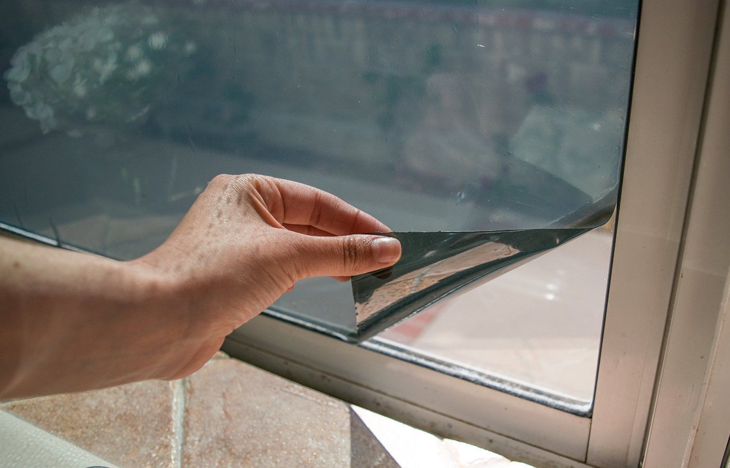 Как клеить солнцезащитные. Солнцезащитная пленка для окон. Прозрачная солнцезащитная пленка на окна. Пленка для стеклопакета. Защитная пленка от солнца на пластиковые окна.
