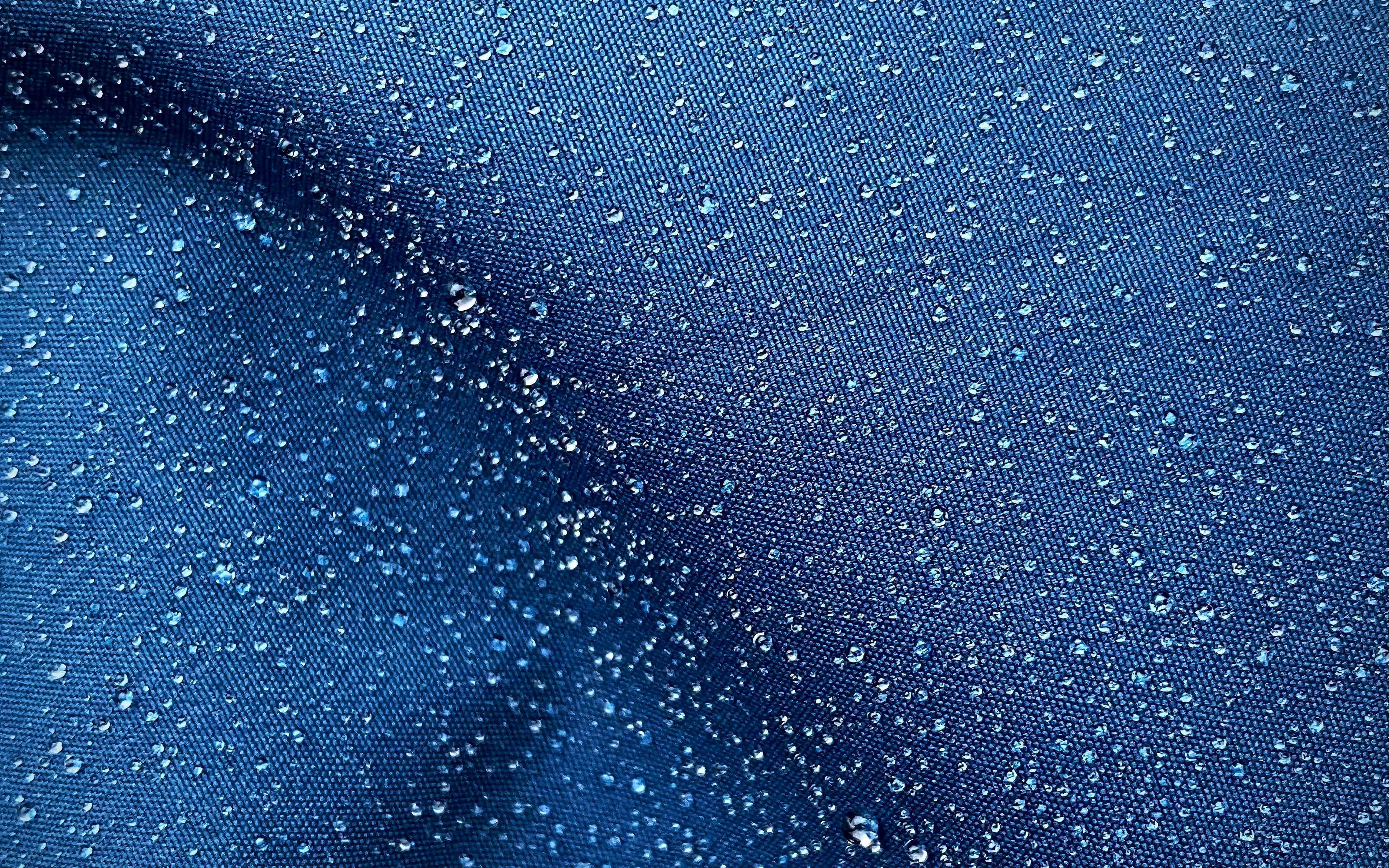 капли на одежде. черная ткань с каплями воды. оксфорд ткань 600d с водоотталкивающей. голубая капелька. водоотталкивающая ткань синяя.