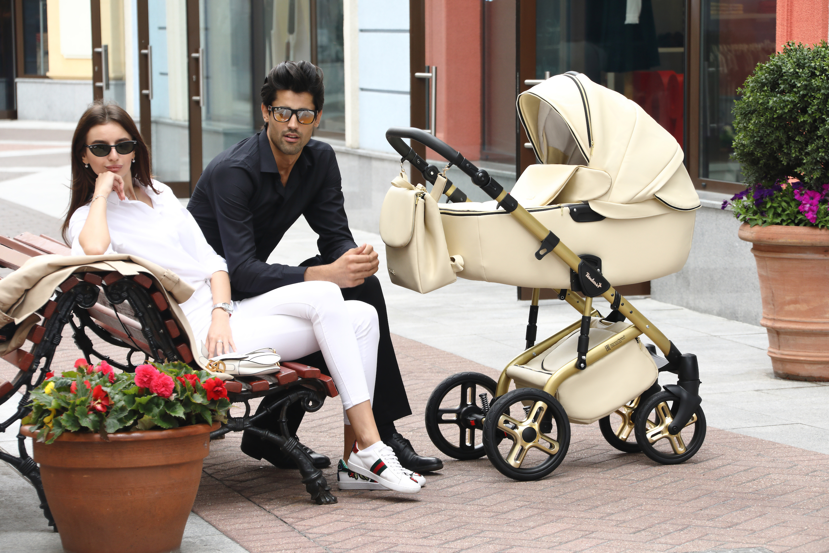 Какую коляску купить для ребенка. Рейндир Рэвен. Детская коляска. Коляска для новорожденных. Ребенок в коляске.