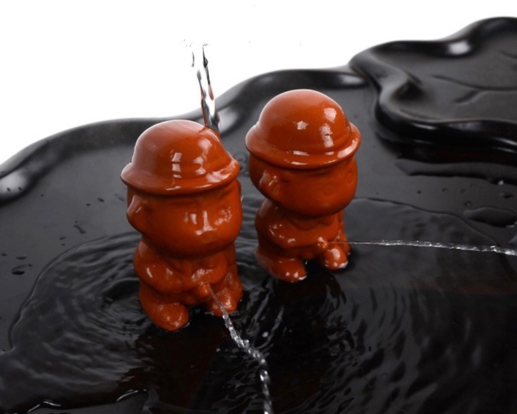 Чайная фигурка писающий мальчик. Чайный писающий мальчик. Глиняные фигурки писающий мальчик для чайной церемонии. Глиняный «китайский писающий мальчик» фигурка для чайной церемонии. Китайские чайные фигурки маленького мальчика.