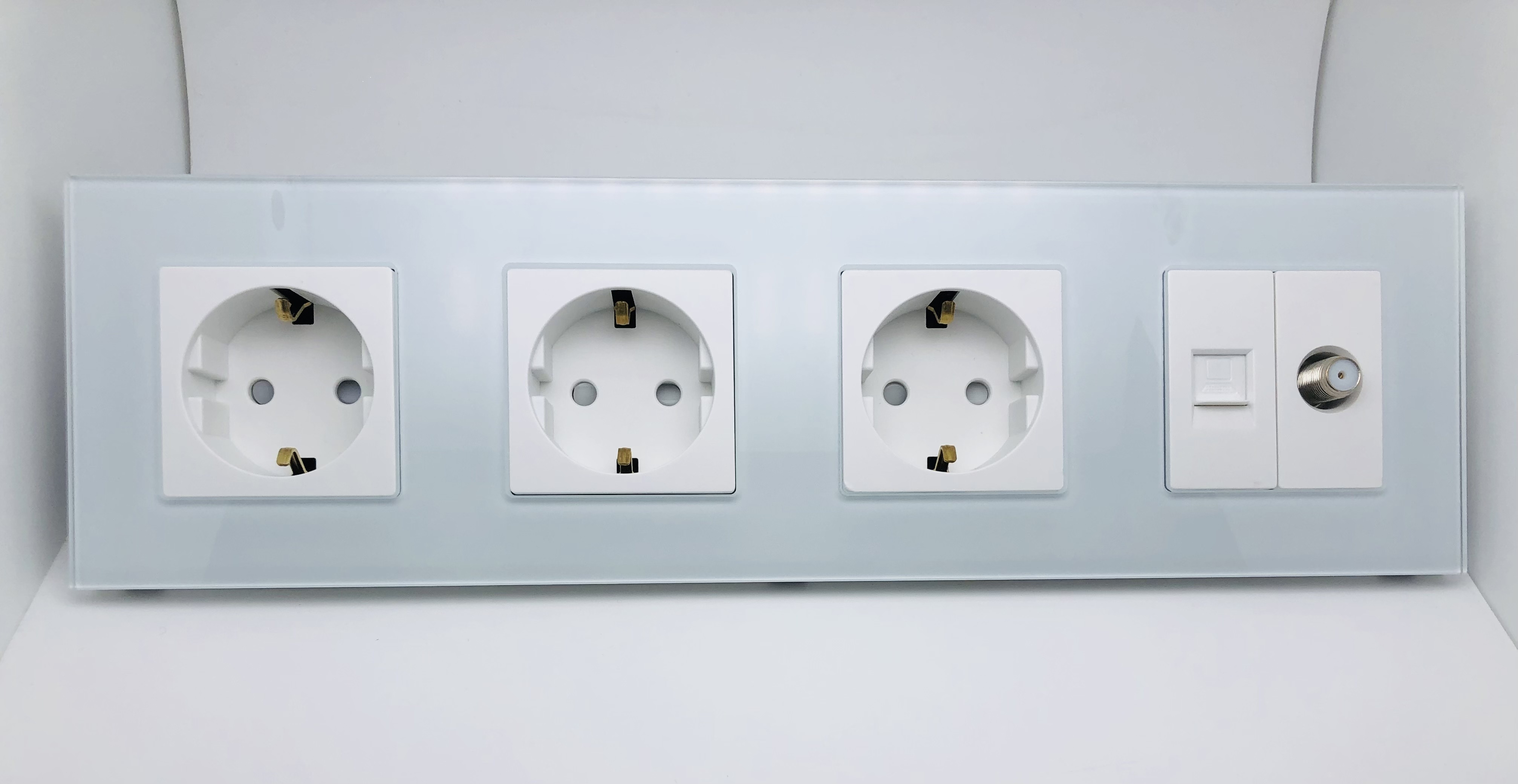 Блок розеток выдвижной горизонт, 2 euro, 2 usb, 250 в, 2700w сереб. Блок розеток белая 1секц 2 usb беспров. Розетка белая hdmi werkel w1186001. Розетка; стекло. Встраиваемая розетка gtv ae-pb.