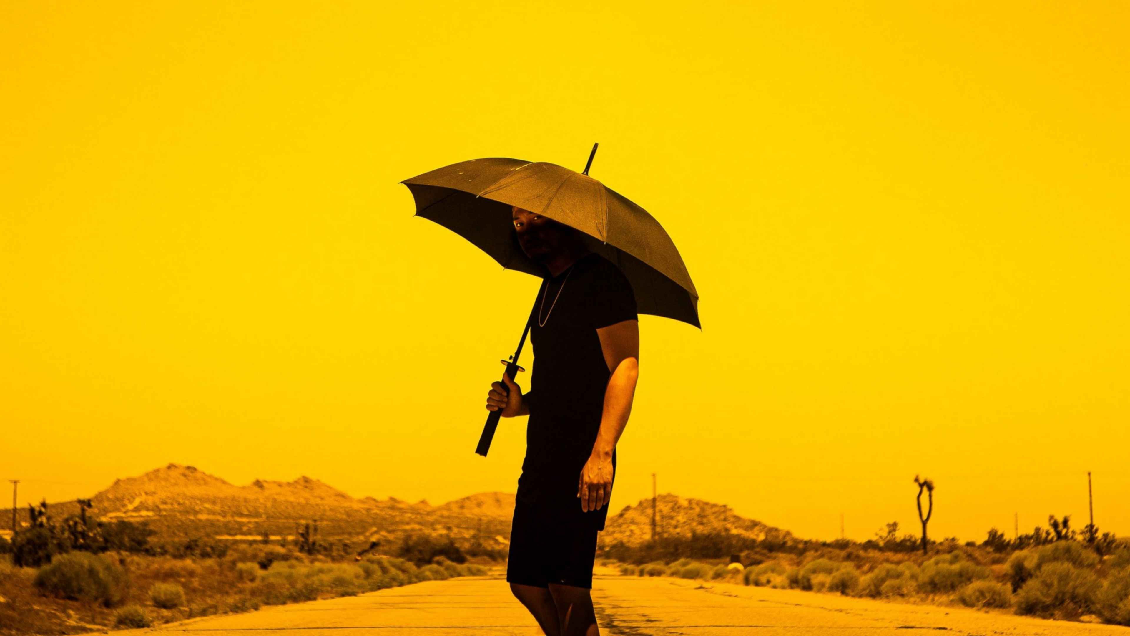 Под зонтиком песня. Человек с зонтом. Человек под зонтом. Мужчина с зонтом. Пустыня под зонтиком.