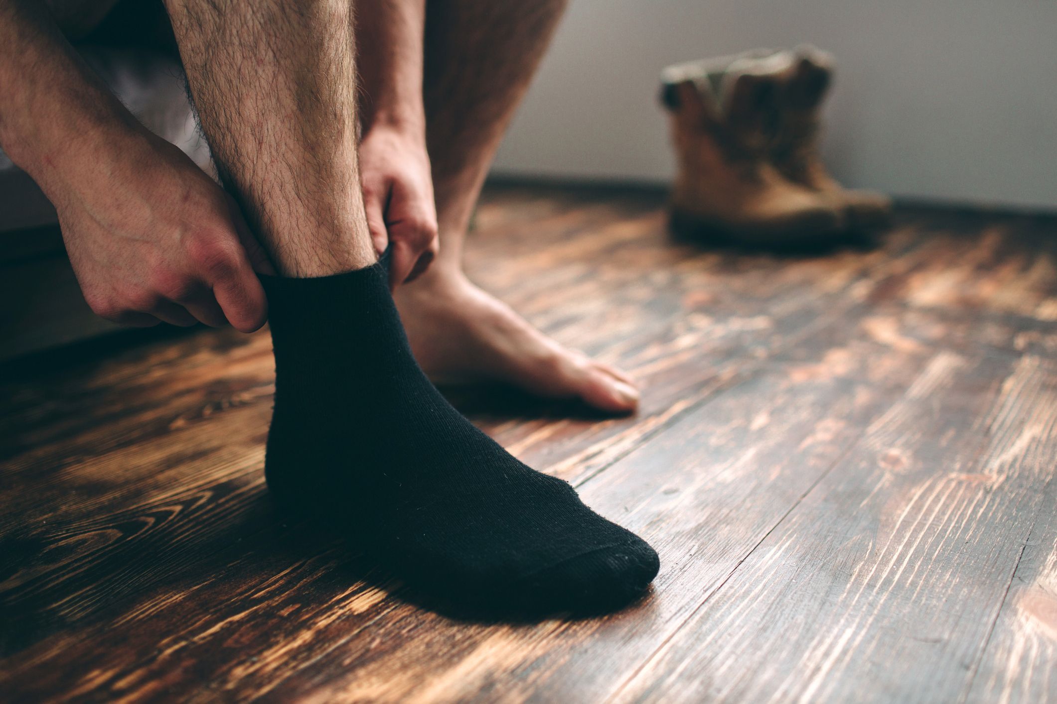 Мужские ноги в черных носках