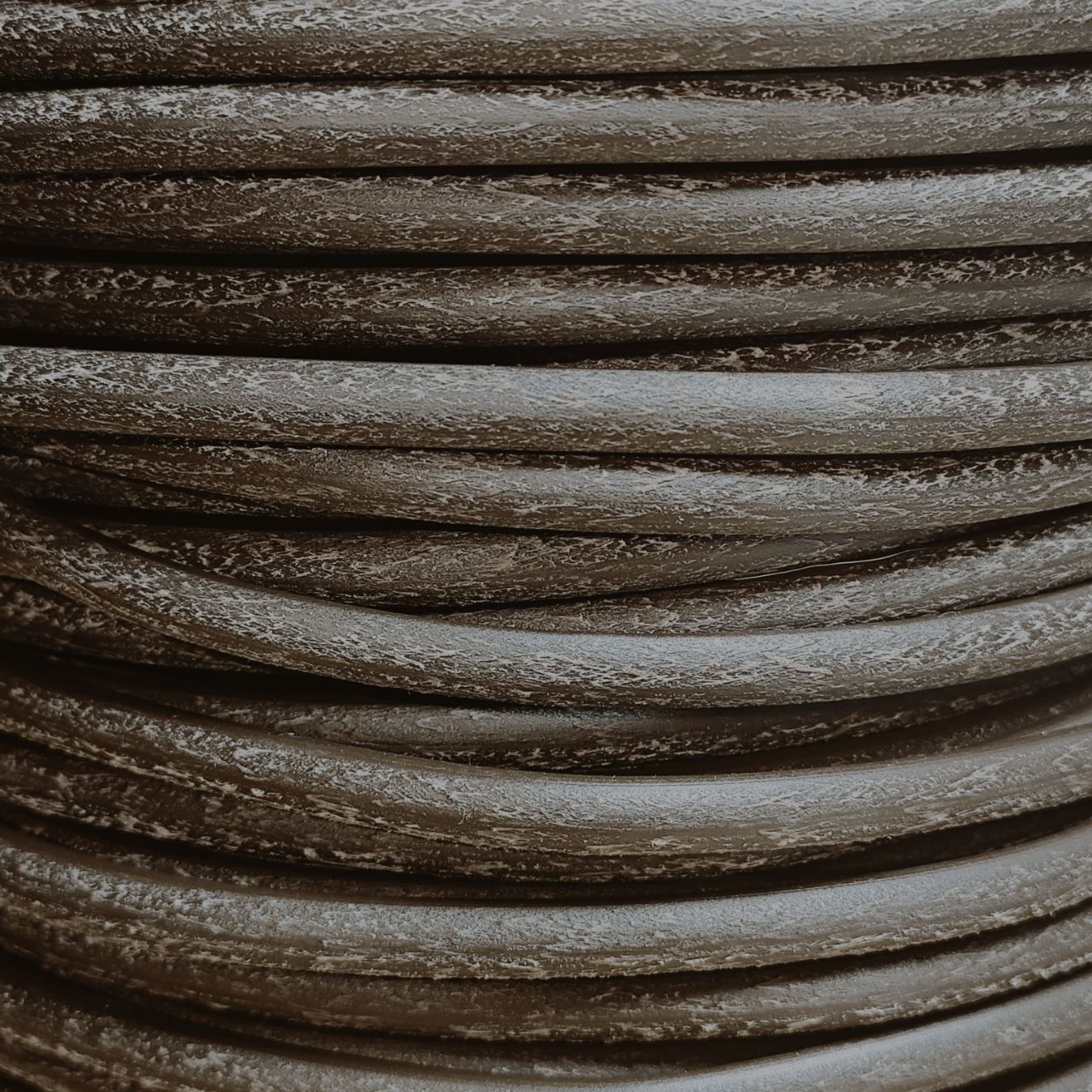 Ротанг, полиротанг, искусственный ротанг. Ширина ротанга для плетения кашпо. Ротанг полутрубка цвет «красная глина» кашпо. Шнур комбинированный пп+пэ плетеный 16-пряд d 6мм 200м. Ротанг профиль.