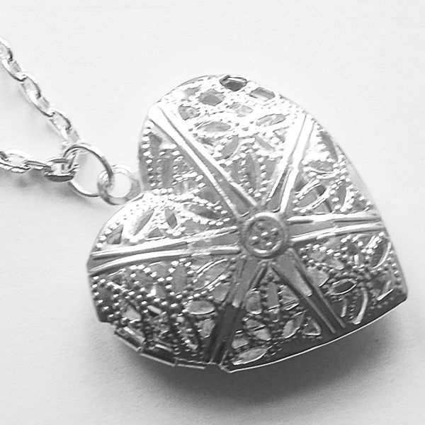 кулон коробочка. картонная упаковка для ювелирных изделий. цепочка с кулоном в коробочке. цепочка с кулоном в коробочке. коробочка для цепочки с подвеской.