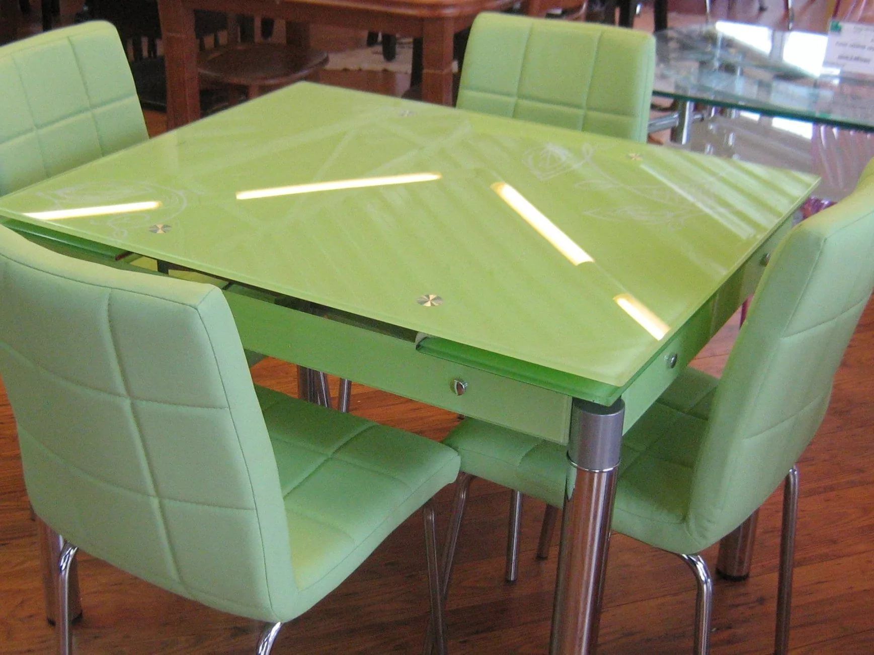 обеденный стол с цветной столешницей