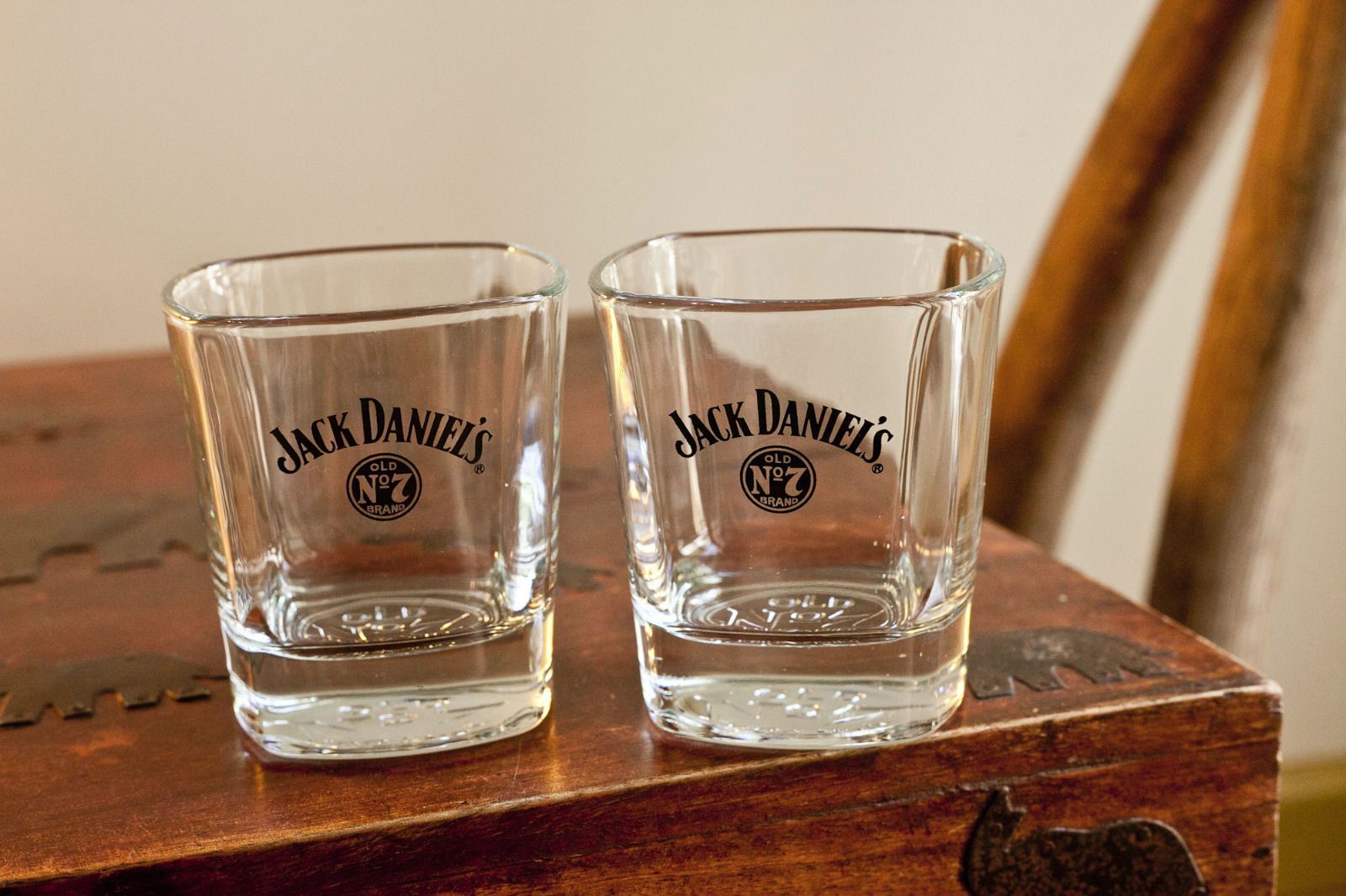 Стакан джек дэниэлс. Виски джек дэниэлс с бокалами. Стопки jack daniels. Стакан jack daniels. Jack daniels рюмки.