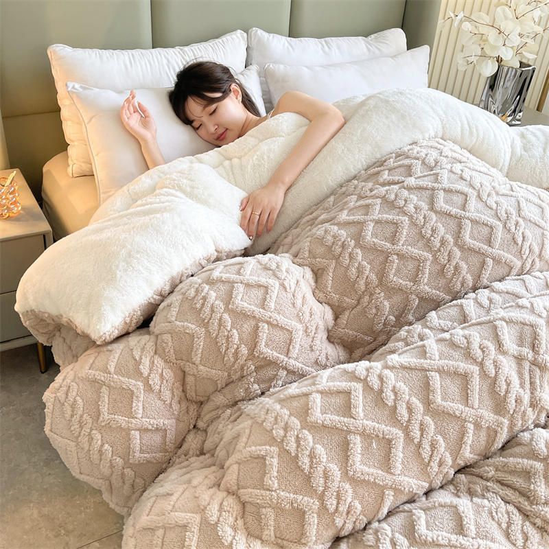 Толстое одеяло. Толстое мягкое одеяло. Зимнее толстое одеяло. Шерстяные мягкие кровати. Кровать шерсть