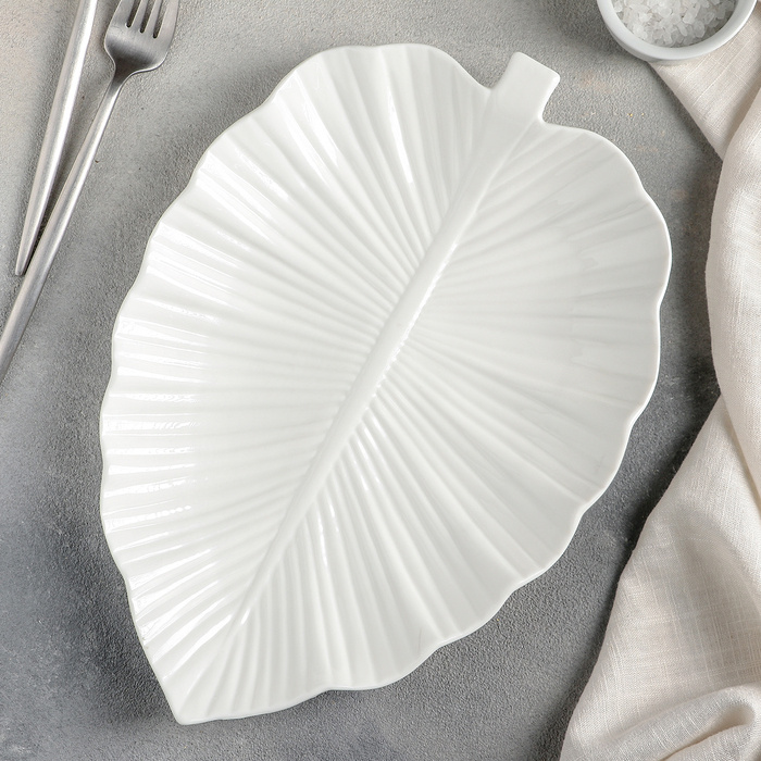 Белые блюда. Блюдо magistro «лист», 30×21 см. Сервировочная тарелка. Тарелки в виде листьев. Тарелка в виде листа.