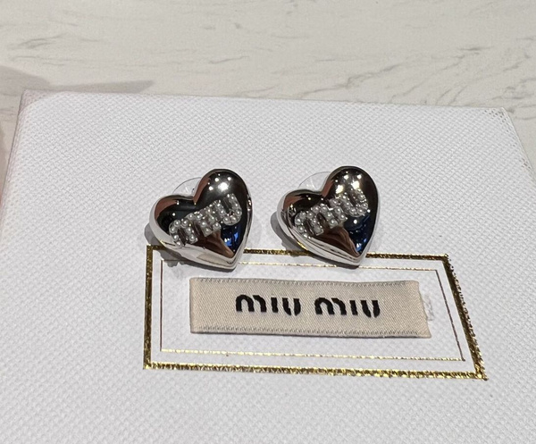 Серьги miu miu 2022 люкс. Серьги miu miu люкс. Miu miu серьги сердечки. Серьги миу миу оригинал. Серьги miu miu 2022.