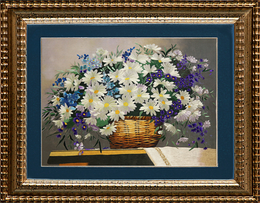 фото Картина вышитая шелком Корзина с полевыми цветами ручной работы