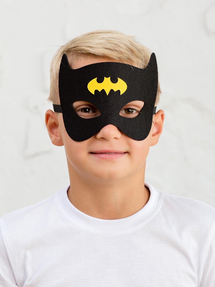 Девочка с маской бэтмена. Маска Бэтмена. Новогодняя маска Бэтмена. Маска Бэтмена своими руками. Бэтмен маски для детей.