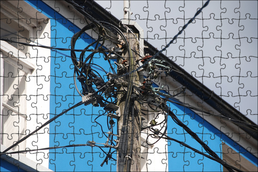 Провода в китае. Электрика. Человек с проводами. Столбы в проводах. Медный кабель 20 квадратов.