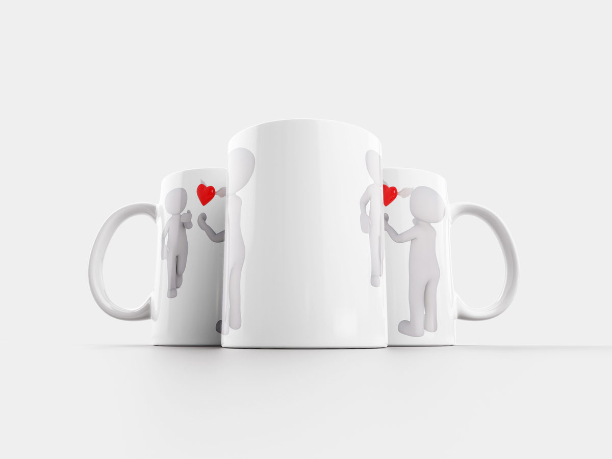 Рука с подносом. Человек с чашкой в руках. Кружка официант. Кружка официант. Кружка официант.