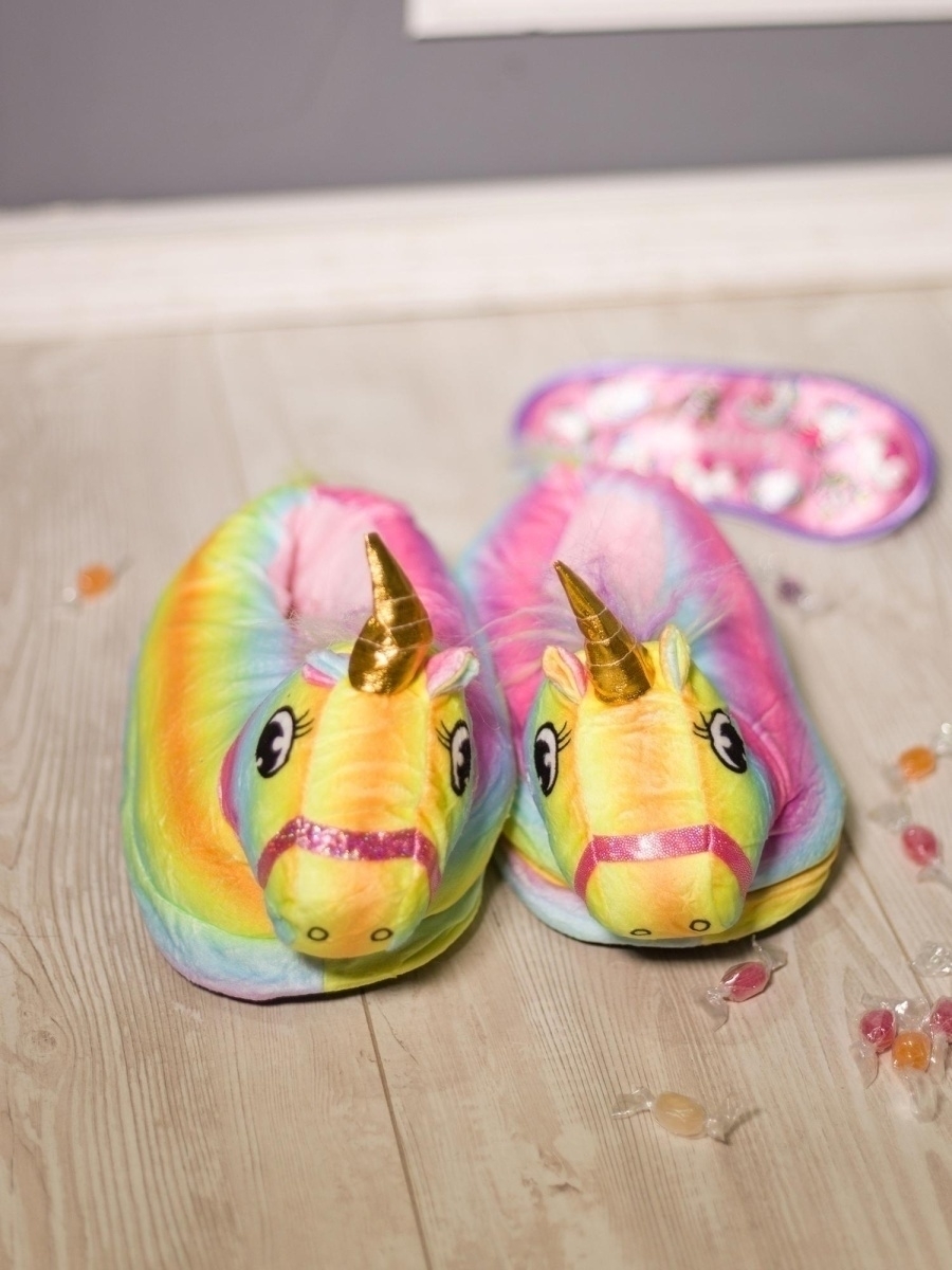 Мама тапочки. Тапочки мужские прикольные. Как зовут тапка. Тапки единорог для девочки. Смешные тапочки.