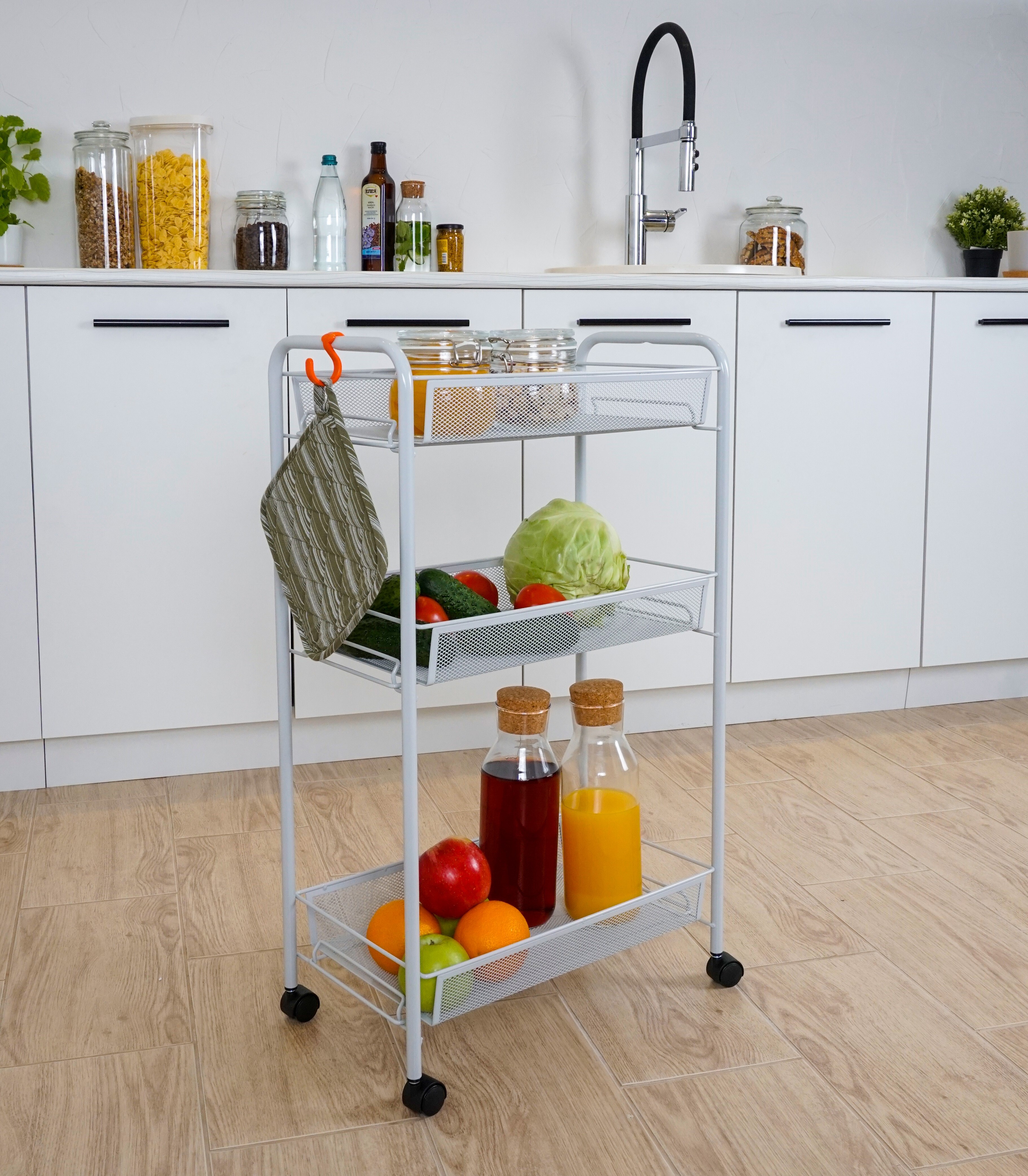 Стеллаж на колесиках для кухни за холодильником