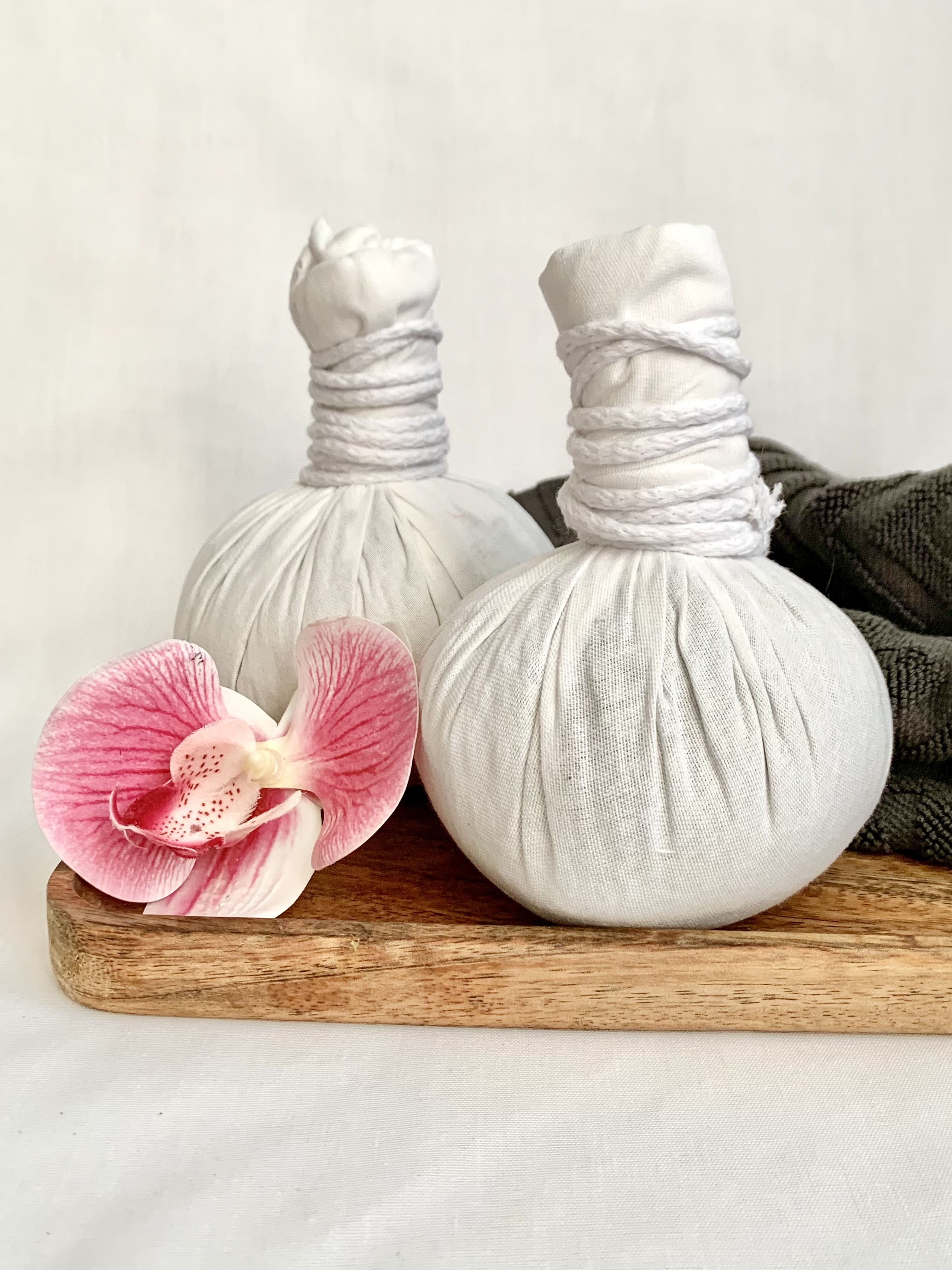 трава для травяных мешочков для массажа. травяные мешочки для сна. тайский массаж травяными мешочками. массаж травяными мешочками. массаж травяными мешочками.