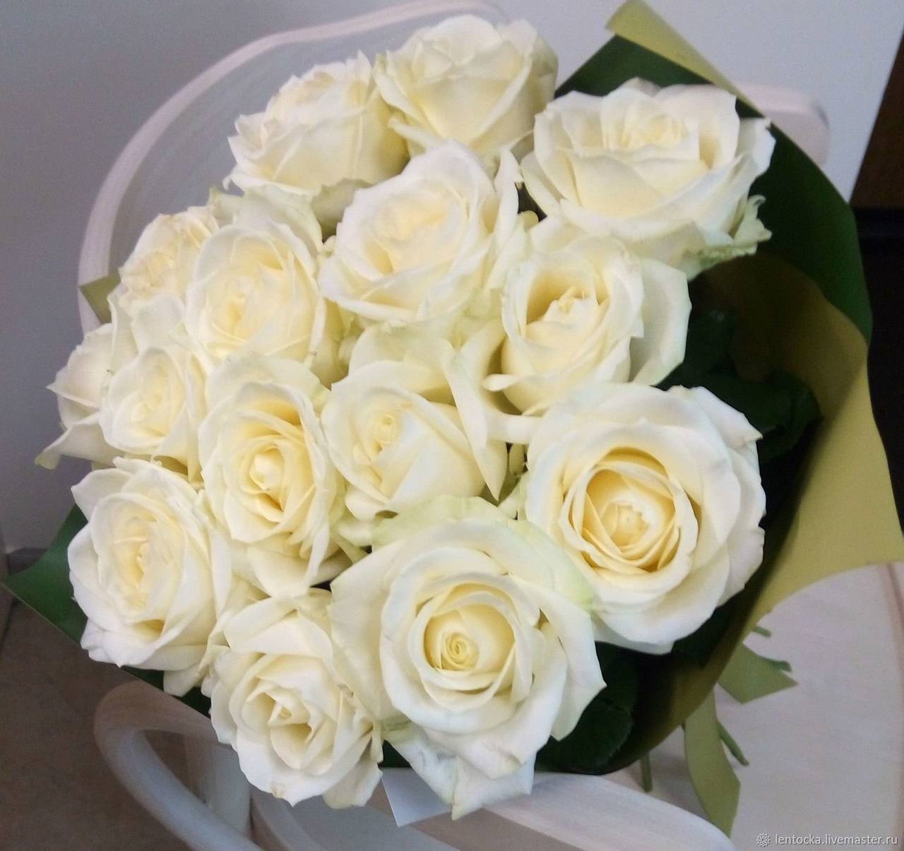 Букет цветов белых роз фото