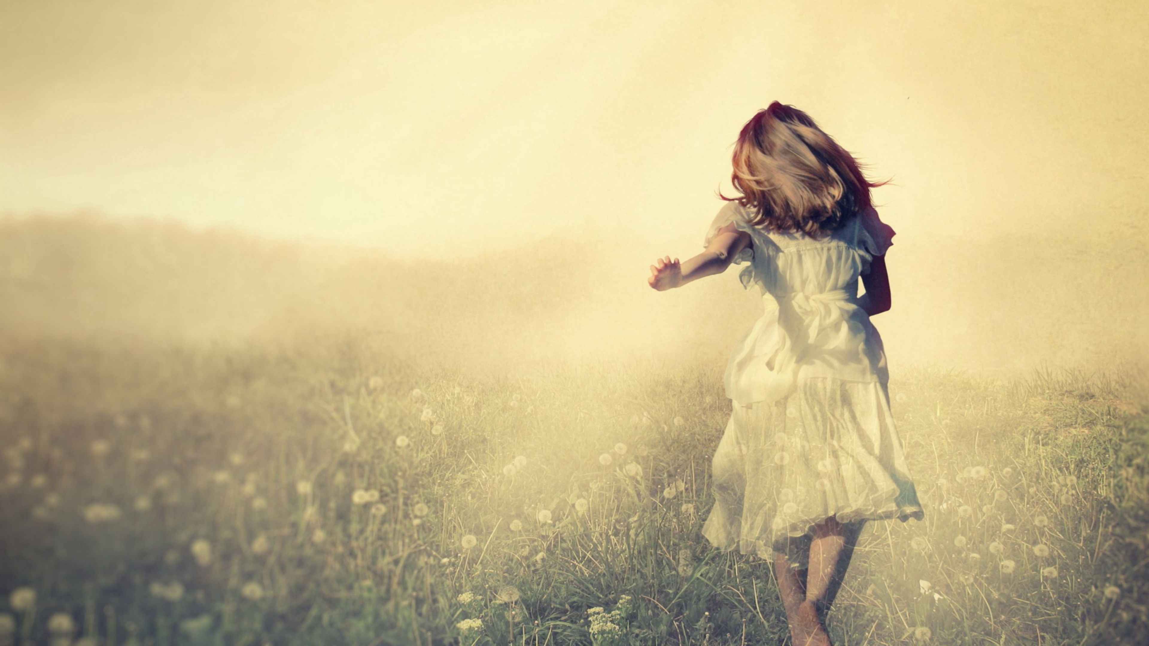 В детстве была мечта и мир. Девочка бежит по полю. Девушка бежит по полю. Счастливая девушка. Девочка в платье бежит.