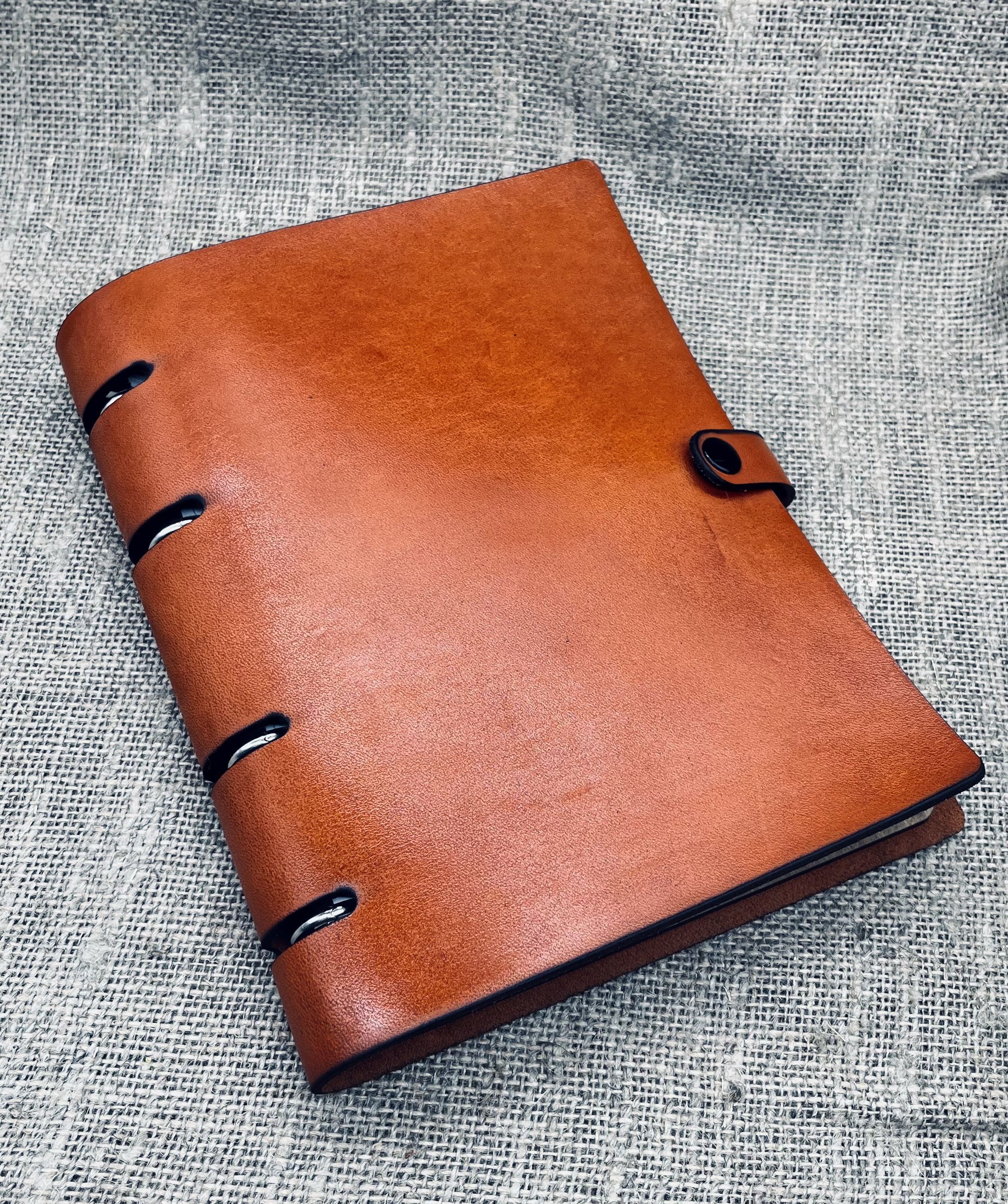 Кожаный ежедневник. Кожаный ежедневник для мужчины. Ежедневник кожа. Именной кожаный ежедневник. Кожаный ежедневник с гравировкой.
