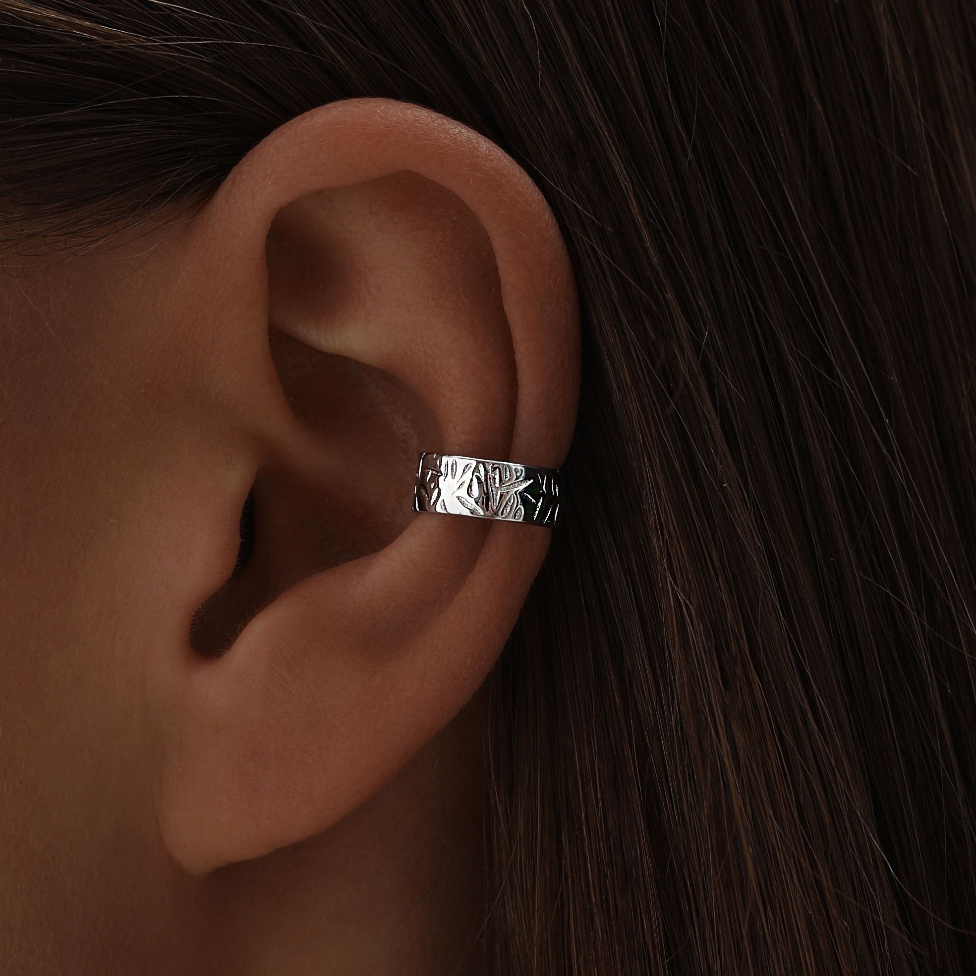 Cuff серьга. Кафф с крестом. Каффы для ушей серебро 925. Кафф на ухо серебро без прокола. Золотые серьги каффы.