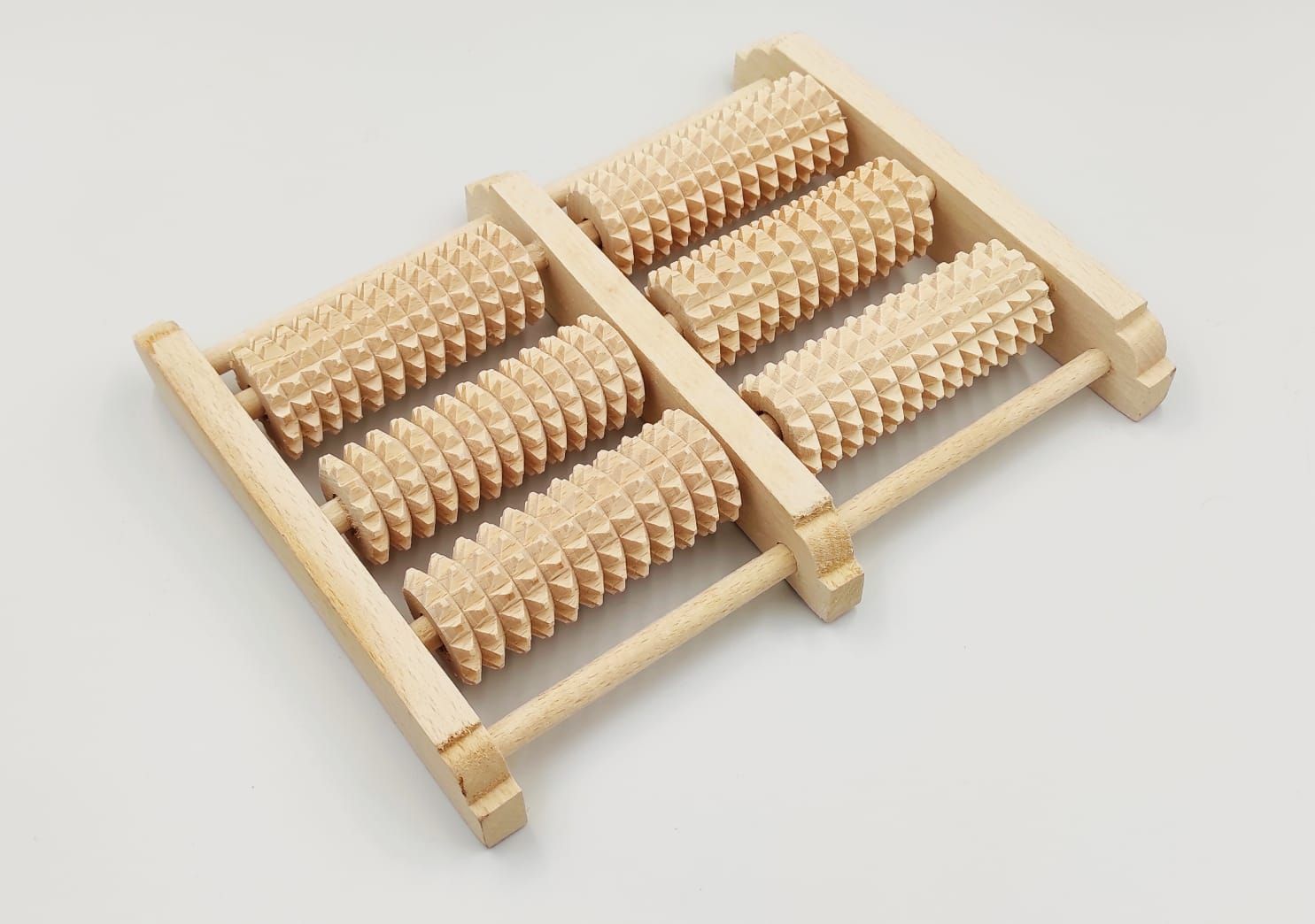 Массажер для ног деревянный роликовый. Массажер для ног зубчатый ма 4213 тимбэ. Массажер для ног роликовый fast feet 23*20см зеленый 271-190. Массажёр деревянный. Деревянный массажер для стоп.