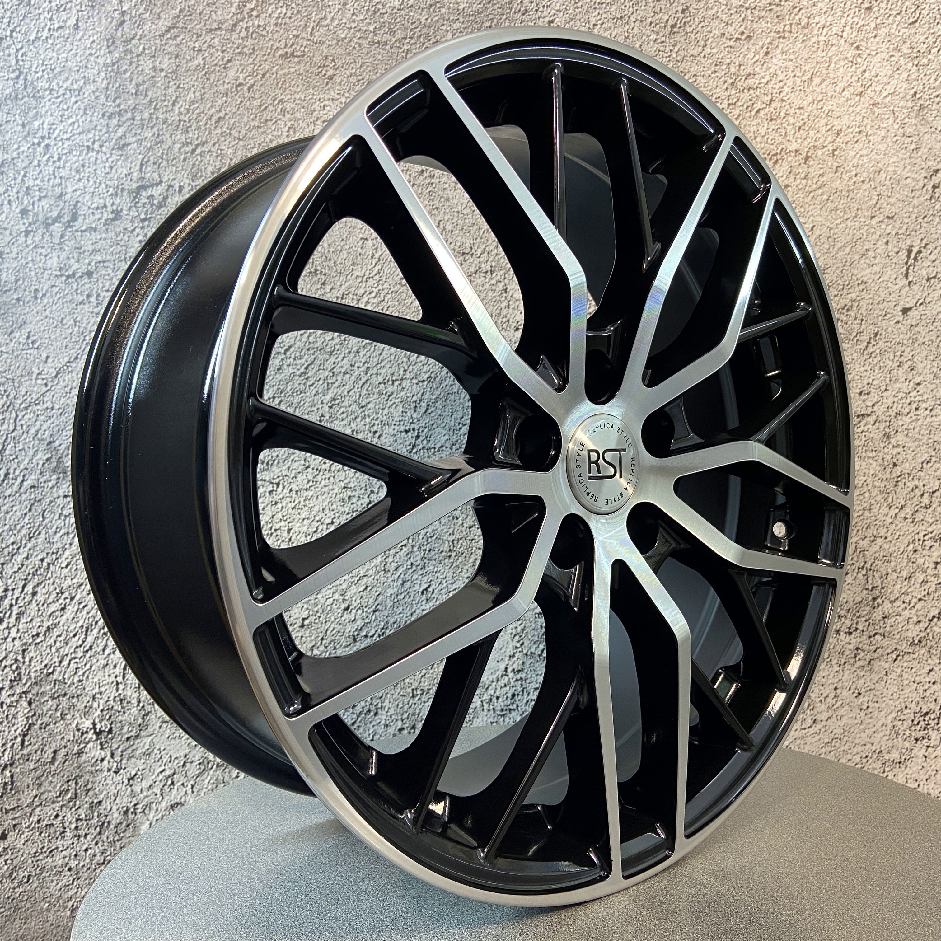 RST  Колесный диск Литой 18x7.5" PCD5х114.3 ET45 D67.1