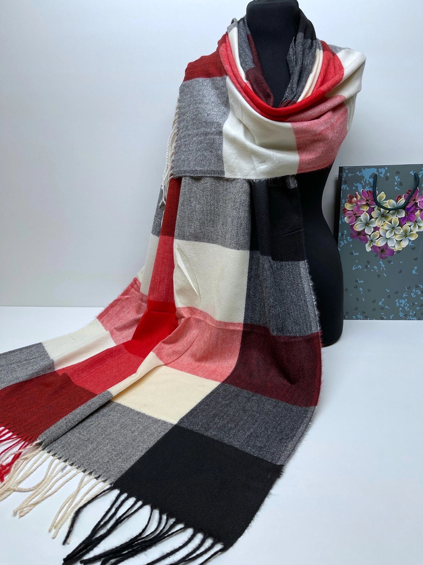 Шарф на шее мужской. Палантин кашемировый в клетку. Легкий шарф мужской. Платок с маской женские. Палантин ткань.