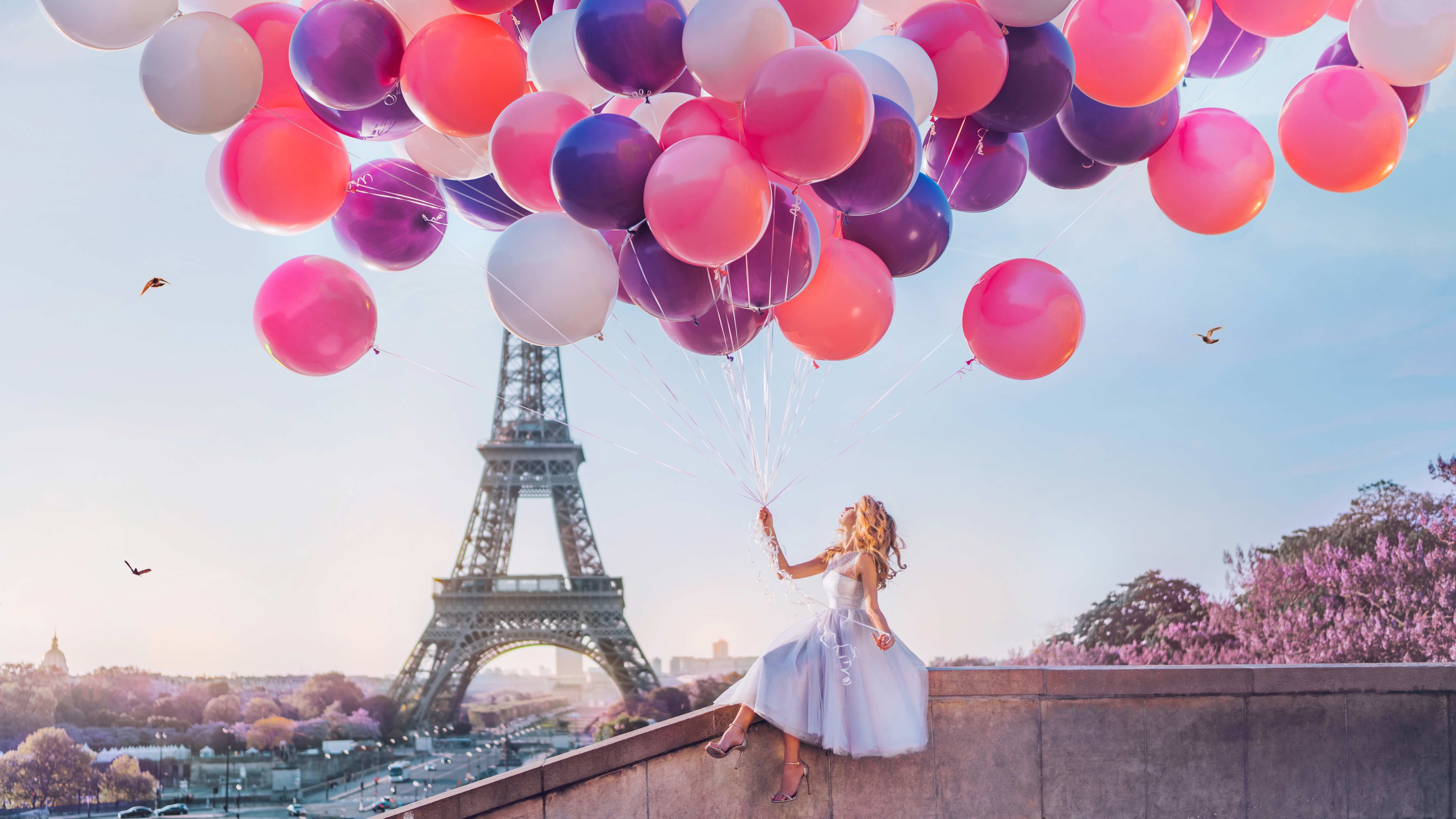 Башня с шарами. Девушка с воздушными шарами. Девушка с шарами в Париже. Девочка с воздушным шариком. Фон с воздушными шарами.