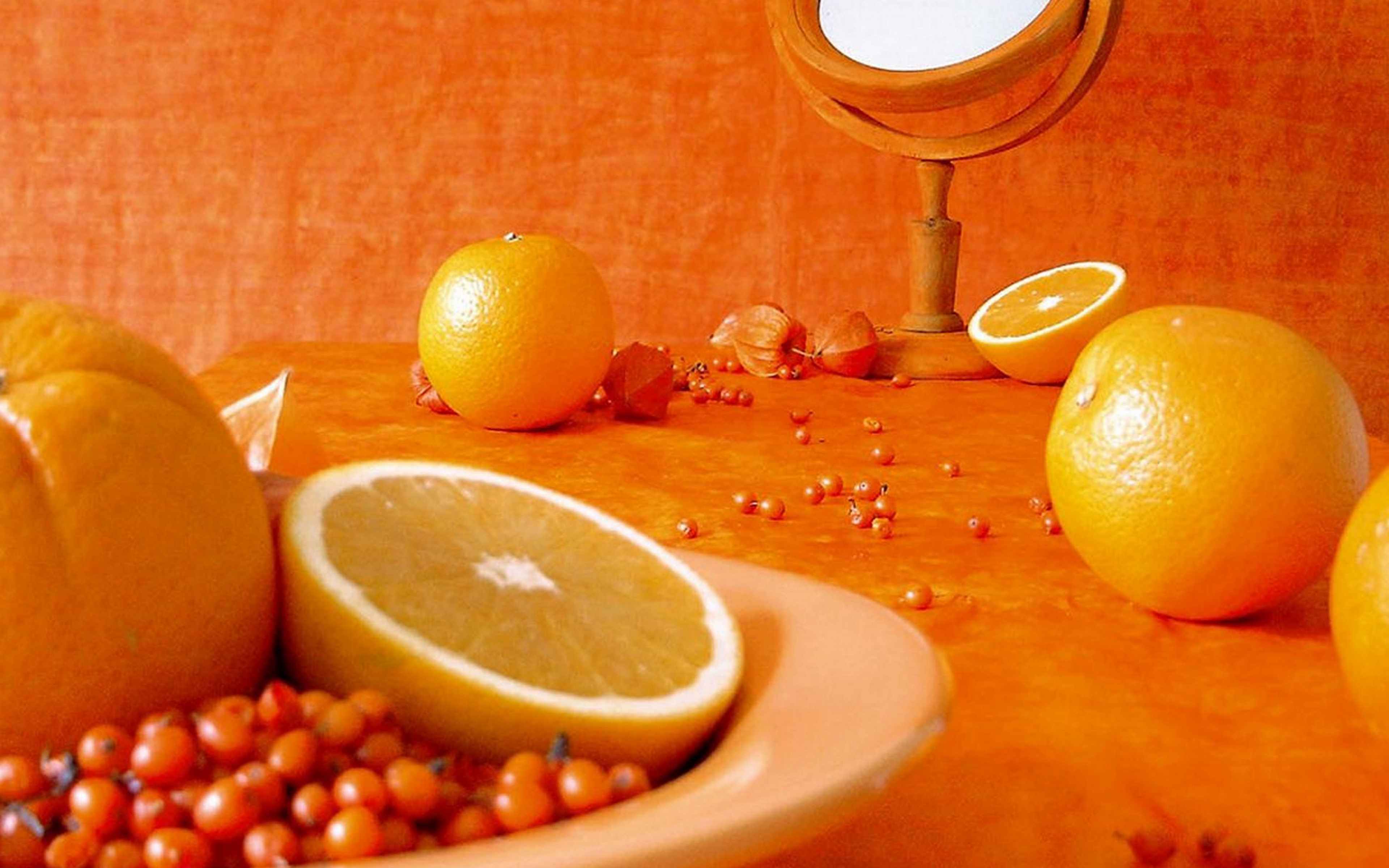 Можно есть апельсины вечером. Облепиха-апельсин. Апельсины на столе. Апельсины фон. Апельсин на оранжевом фоне.