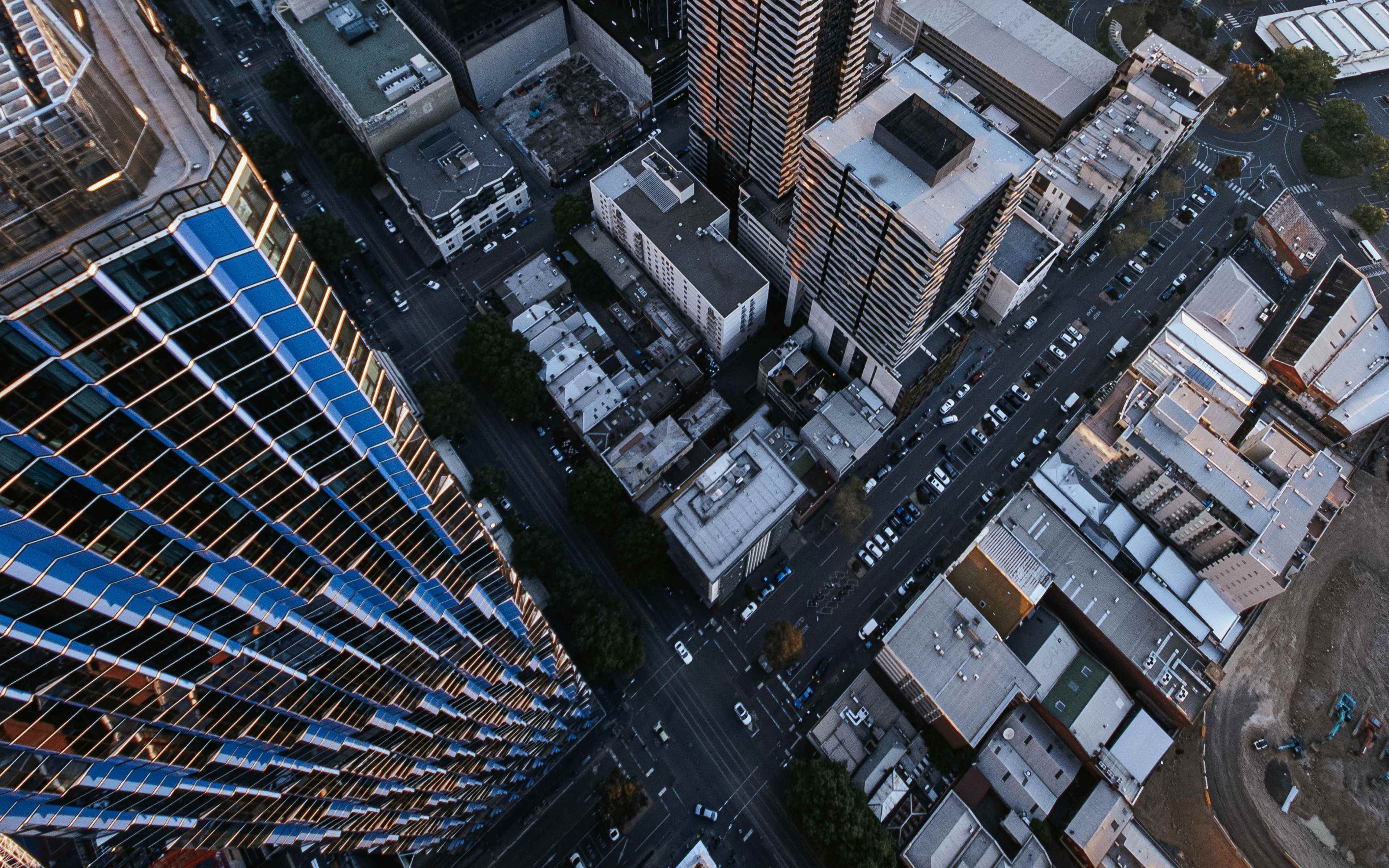 Улица снизу. Небоскреб Гонконга скайскрепер. Крыша небоскреба. Город вид сверху. Небоскреб вид сверху.