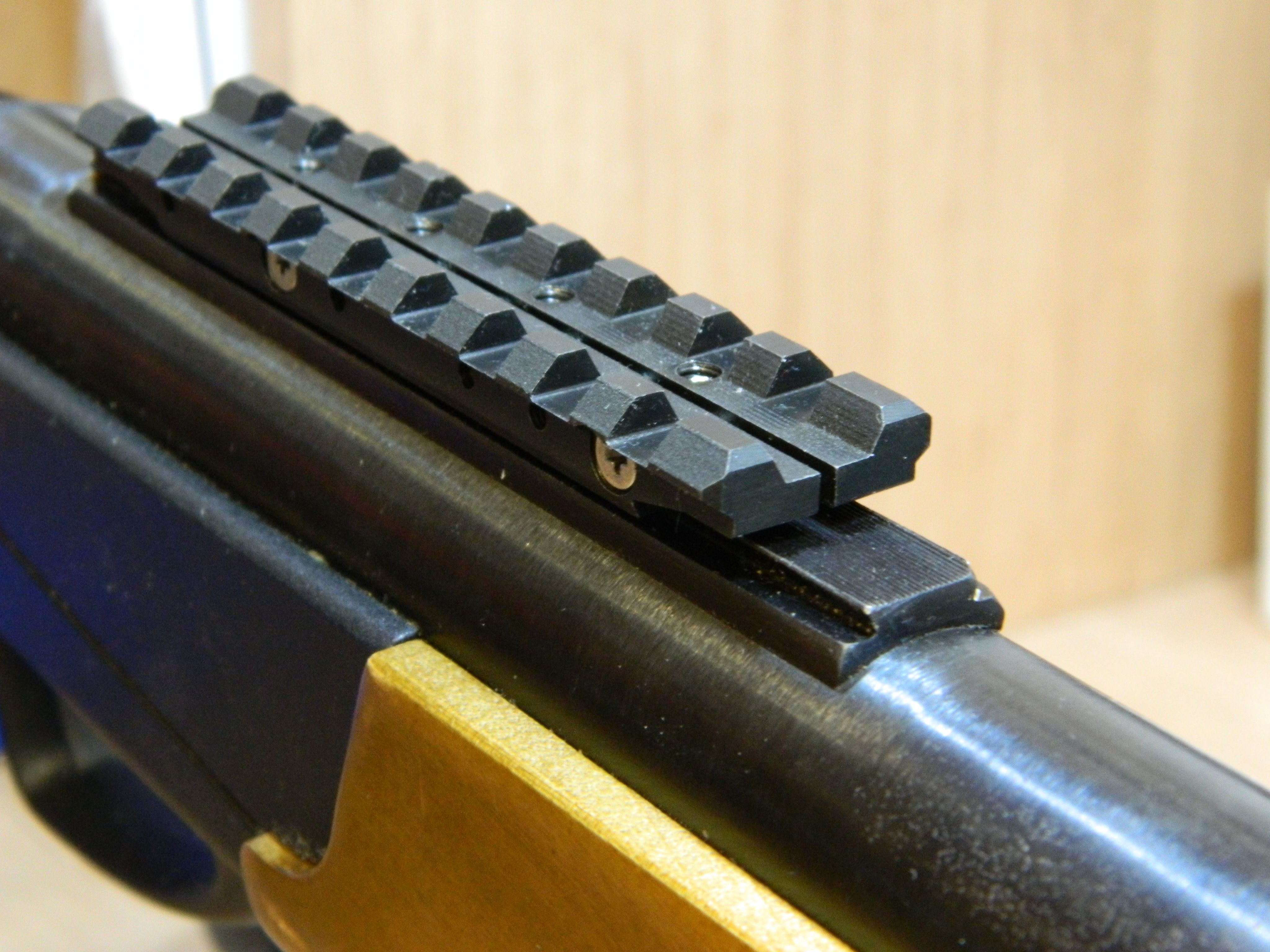 Боковой кронштейн ласточкин хвост. Планка ласточкин хвост на ак 74м. Планка на ак 74 под коллиматор. Ласточкин хвост ак 74. Планка пикатини на ласточкин хвост.