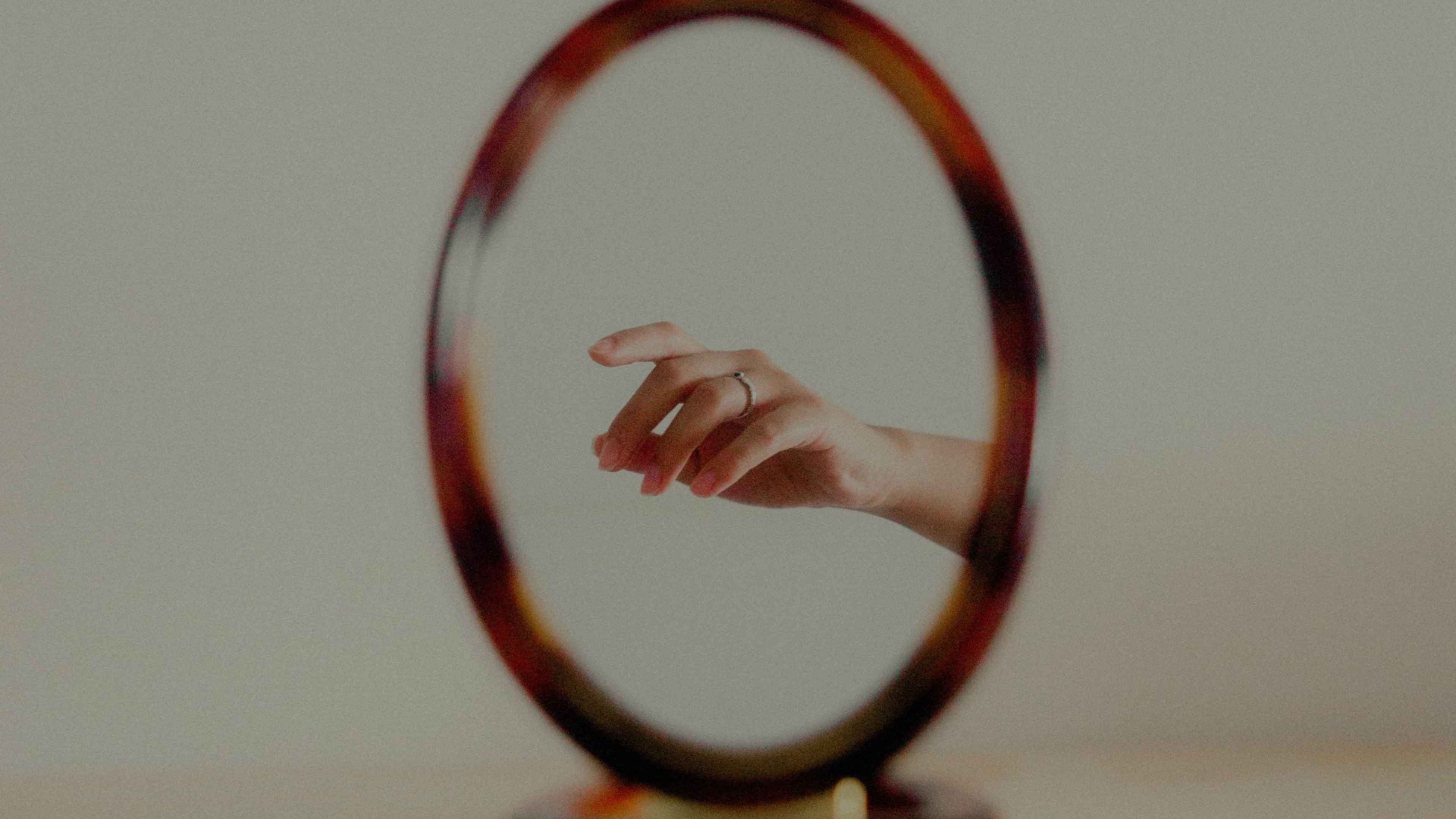 Заметьте в свои руки. Отражение в зеркале. Зеркало в руке. Отражение руки в зеркале. Рука отражается в зеркале.