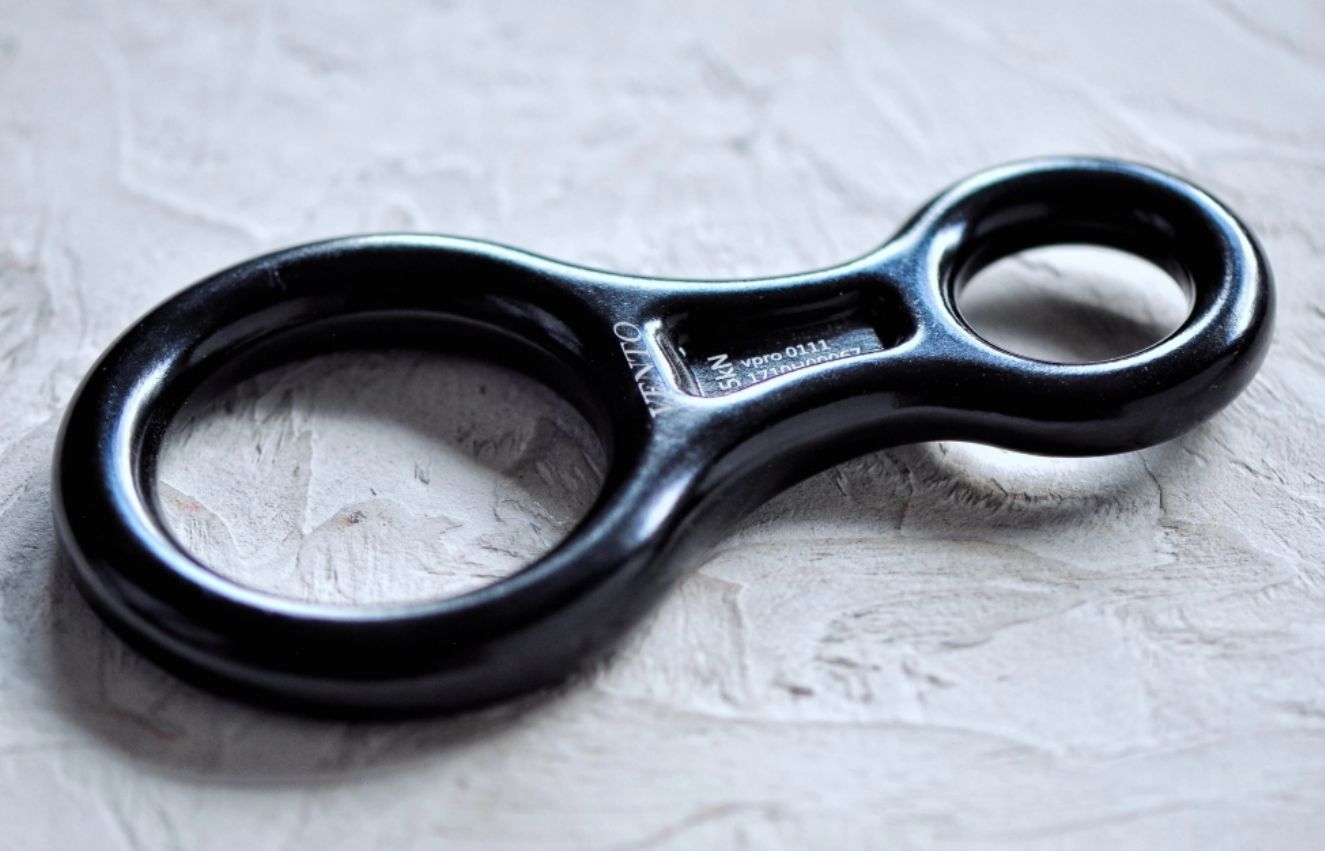 Спусковое устройство десантер vento. Восьмерка спелеология. Крепление в виде восьмерки. Спусковое устройство конг. Классическая восьмерка.