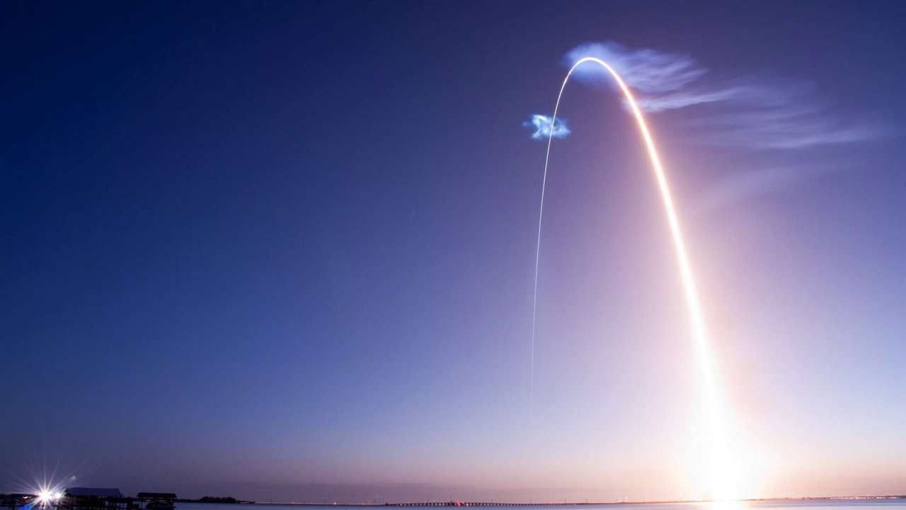 Световая дуга. Вечернее небо обои. Полет ракеты в космос вечером через облака. Light atmosphere. Arc light