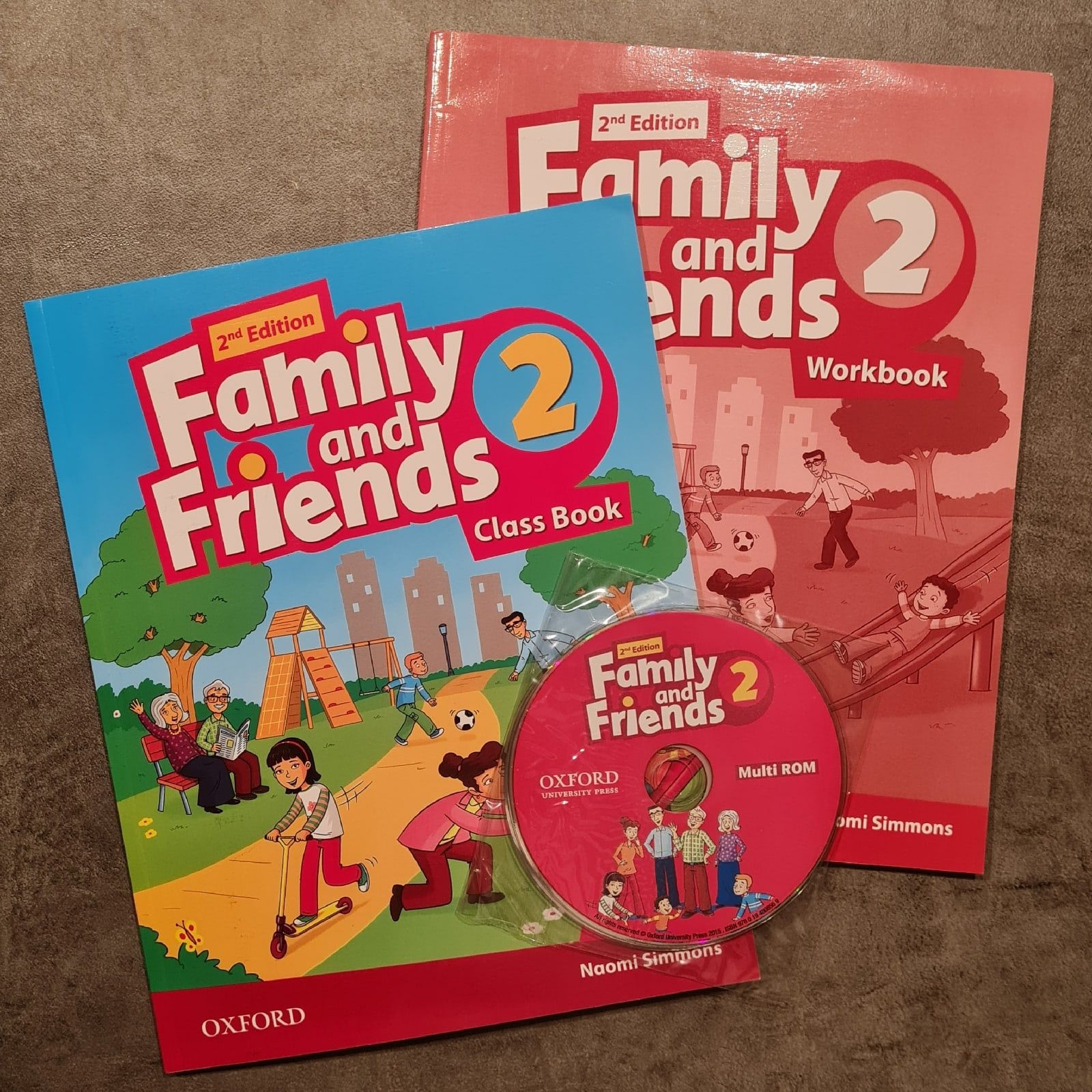 Комплект Family and friends 2: Class book and Workbook (учебник, рабочая  тетрадь - 2 книги) +CD | Симмонс Наоми - купить с доставкой по выгодным  ценам в интернет-магазине OZON (802884789)