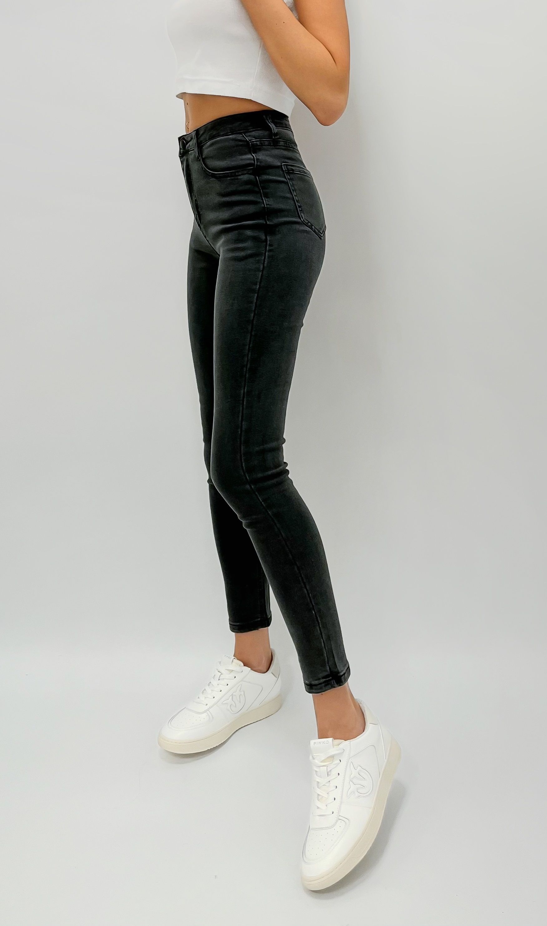 Фотография на тему Красивая девушка в черных джинсах | PressFoto