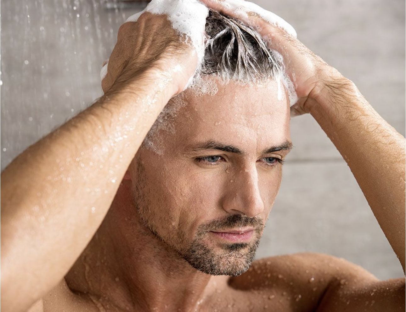 Шампунь для головы мужской. Мытье головы мужчине. Намыленные волосы мужские. Шампунь для мужчин. Мытье волос мужское.