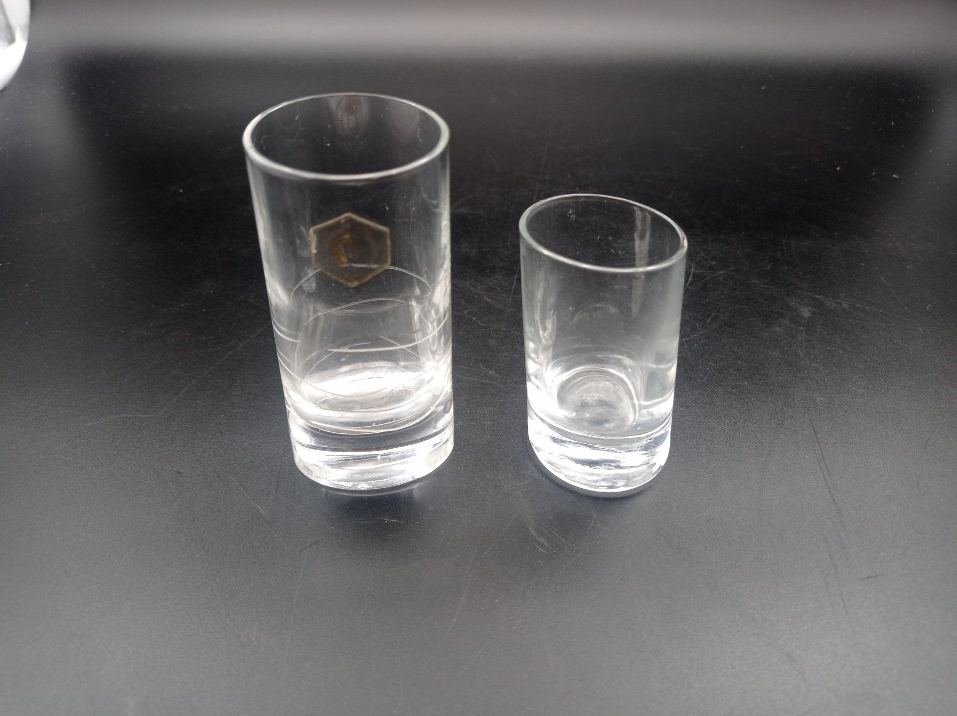 Во второй стопке. Два стакана. Два стакана. Клеймо на граненом стакане ссср. Рюмка с водой.