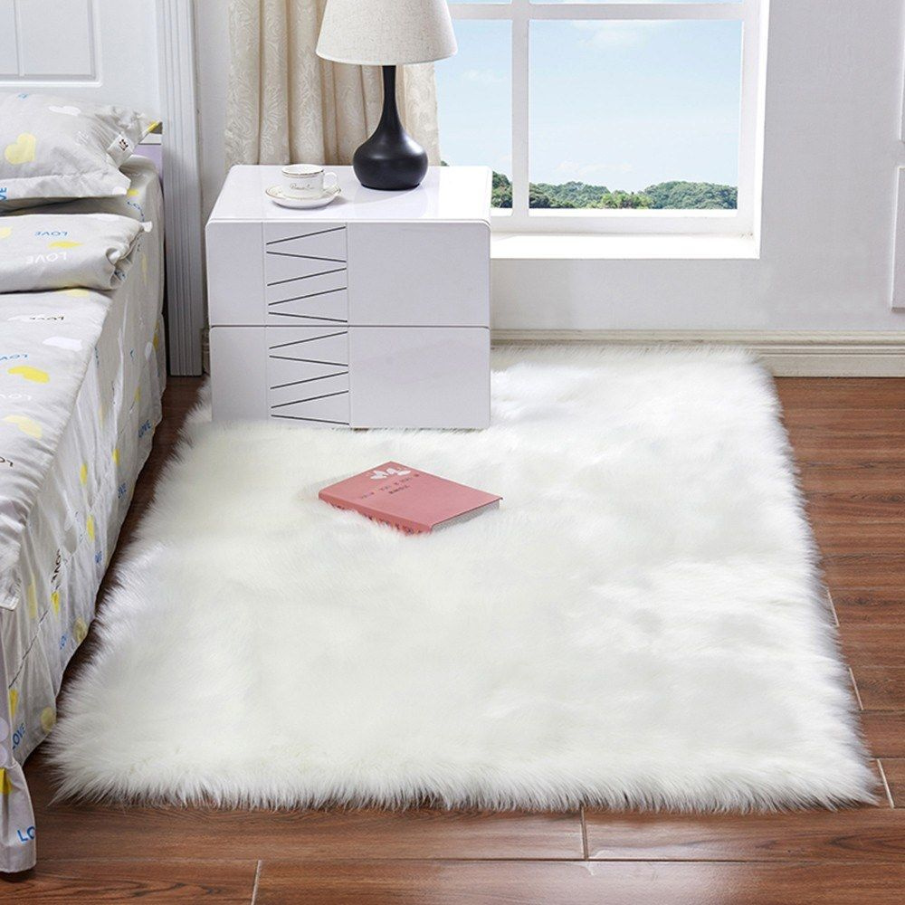 белые прикроватные коврики для спальни