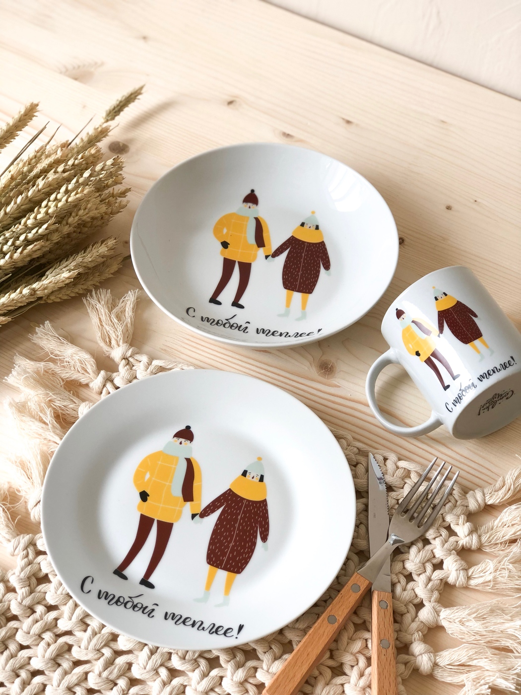 Мальчик моет посуду. Мама моет тарелку. Family story тарелка. Помогать маме по дому. Помогать маме по дому.