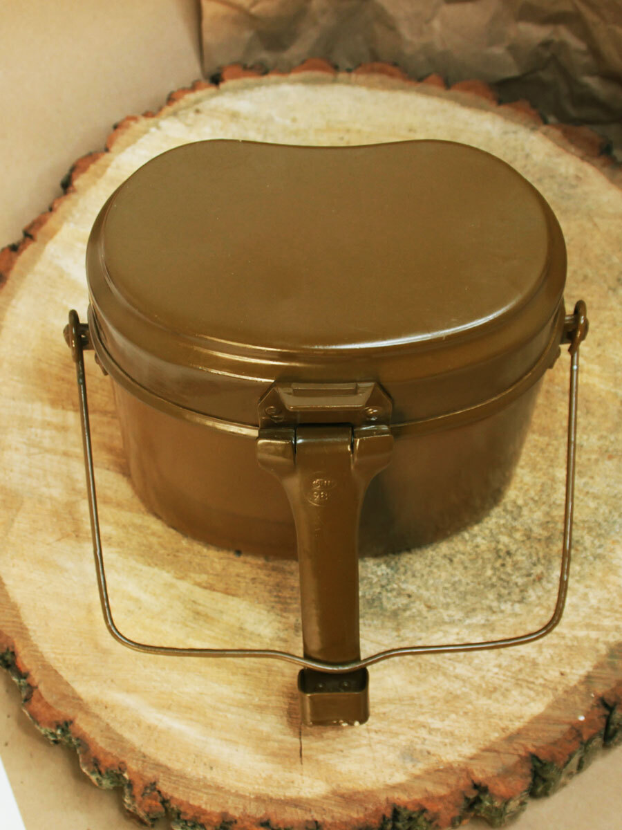 Котелок армейский 2023. Фляга армейская с котелком. Фляга армейская с котелком. Фляга армейская с котелком. Походная солдатская.