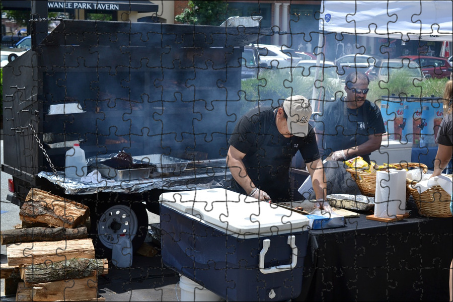 Барбекю на рынке. Мясо дым BBQ. Smoke BBQ грузовик. Люди на барбекю.