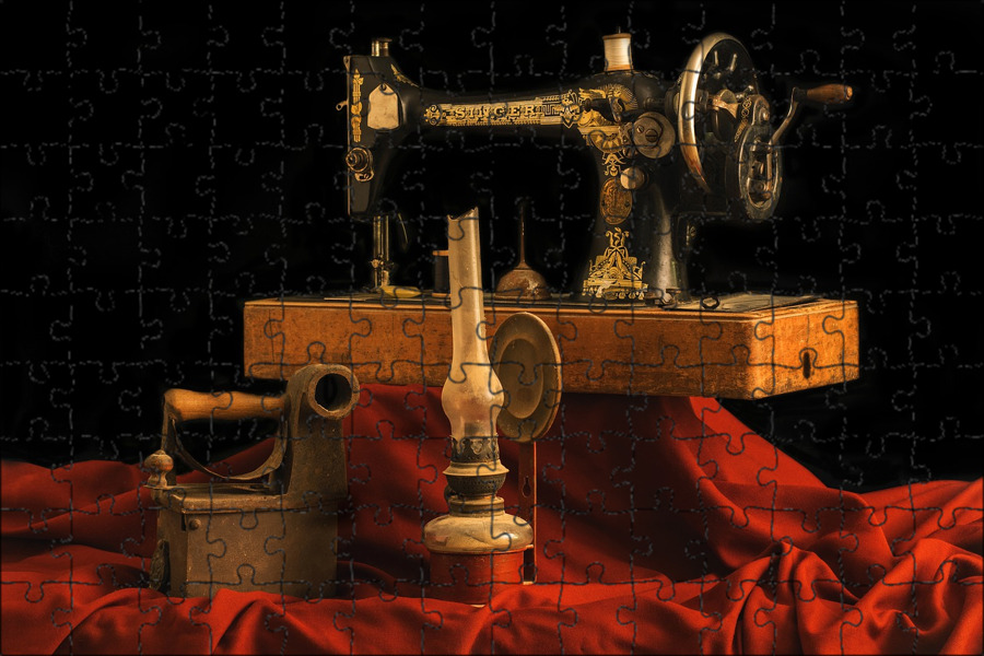 старинная швейная машинка и ткань