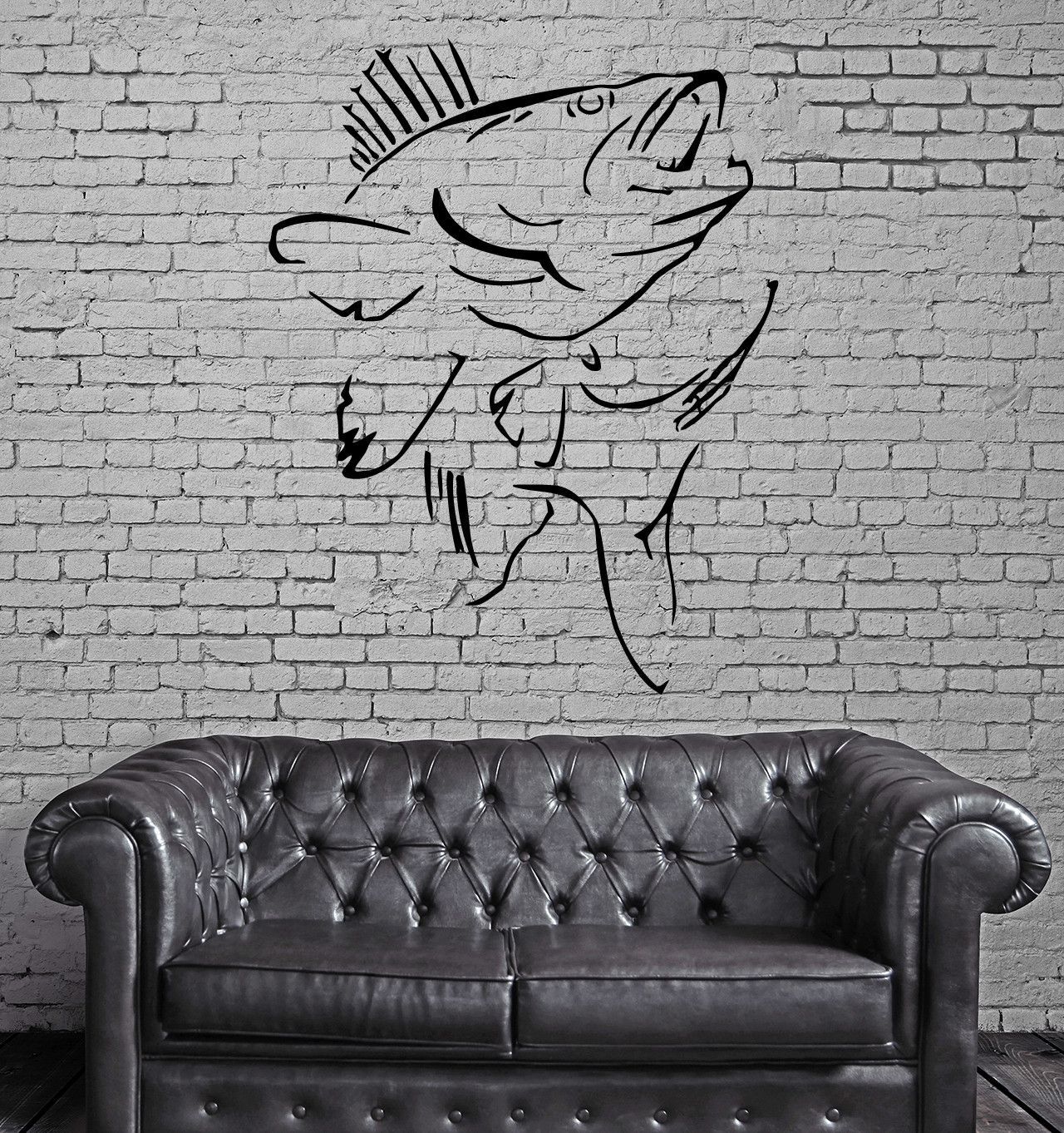 Рисунок чёрной краской на стене рыбы