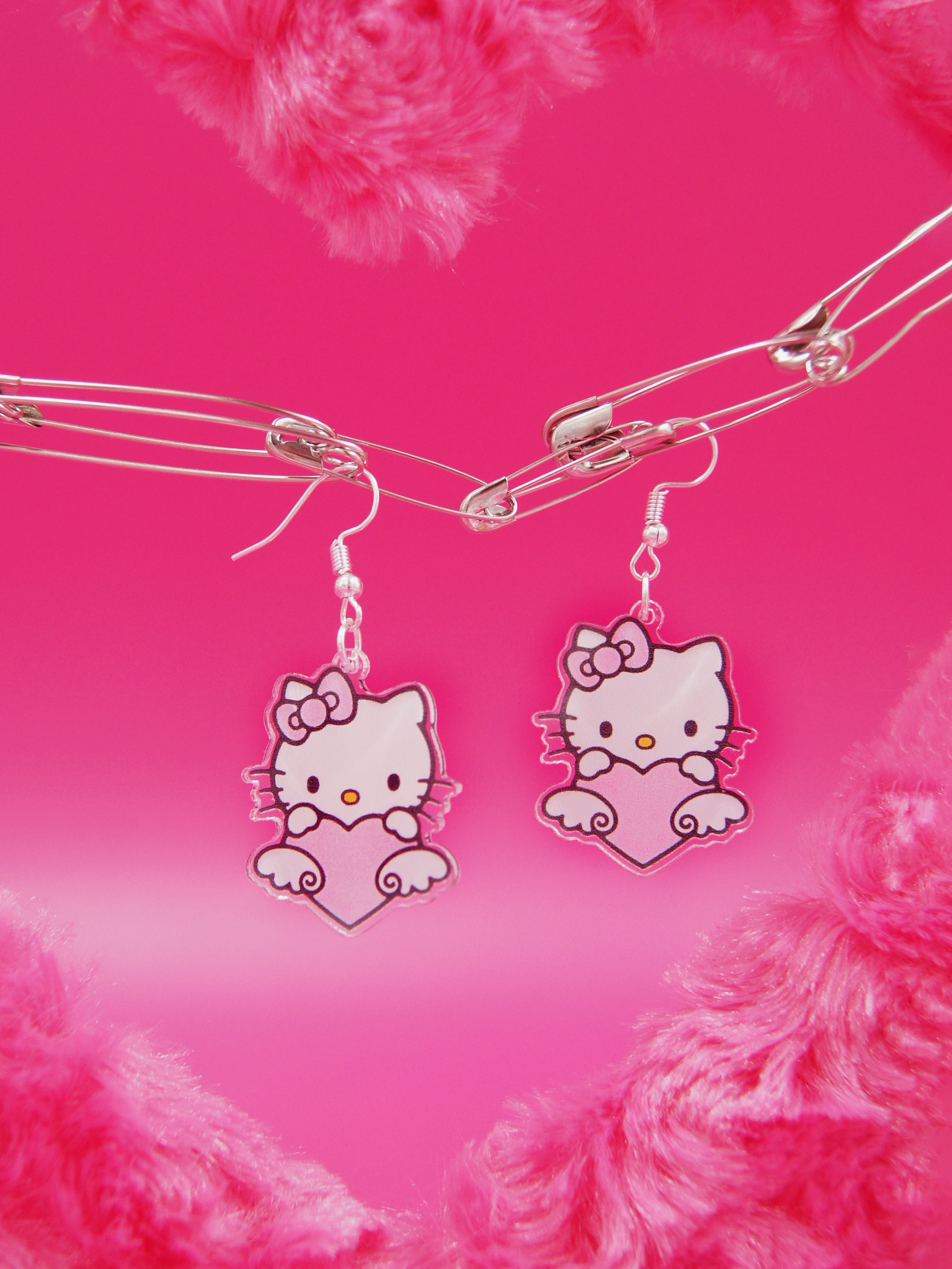 Сережки hello kitty. Сережки Хелло Китти. Серёжки с Кити Хелло Китти. Сережки hello Kitty и Куроми. Серёжки hello Kitty Куроми.