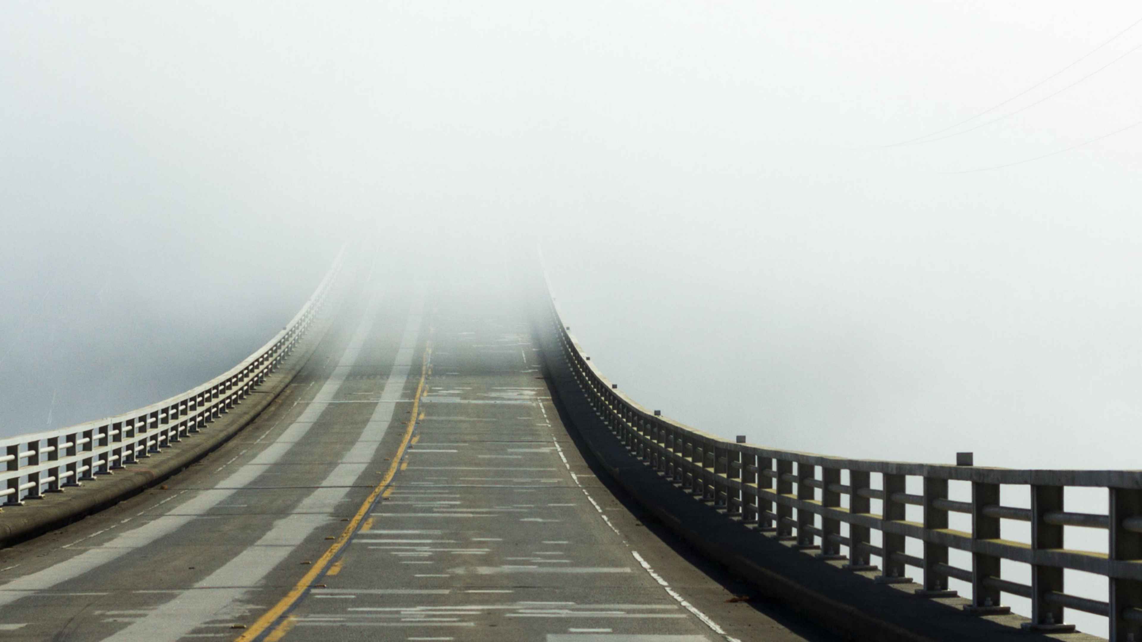 Виднеется в отдалении. Дорога мост. Красивые дороги. Туманный мост. Мост в тумане.