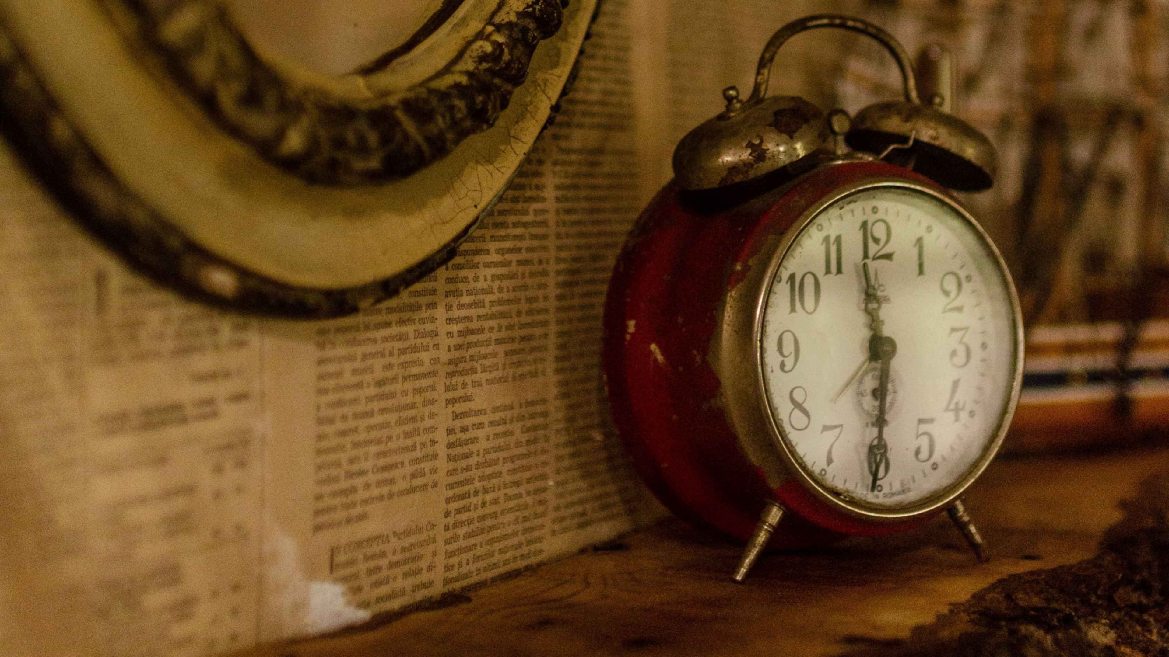Часы и зеркало читать. Винтажные часы обои. Обои на рабочий стол 1920х1080 часы. Зеркало с часами. Заставка рабочий стол ретро часы.